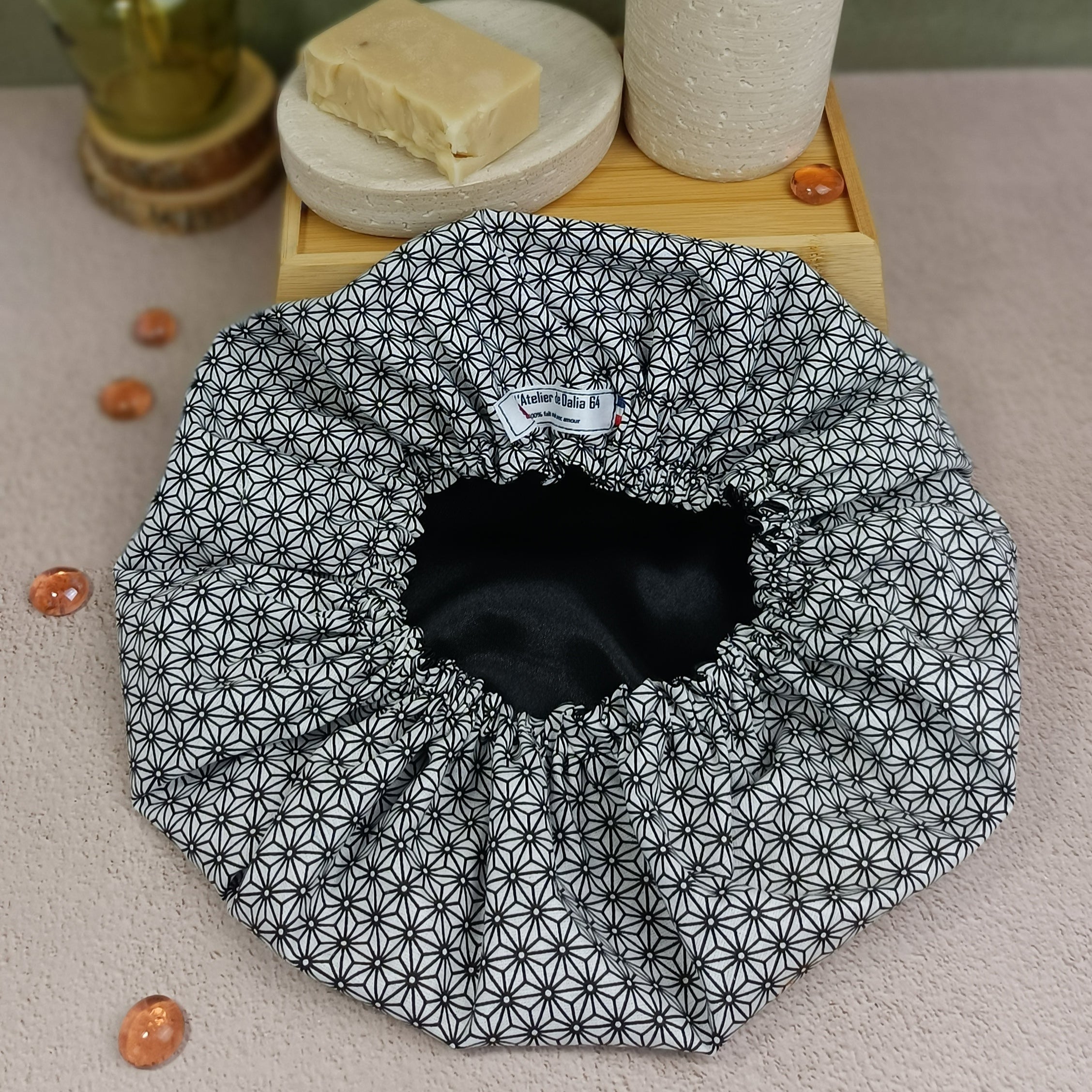 Bonnet de soin cheveux Saki gris fond blanc