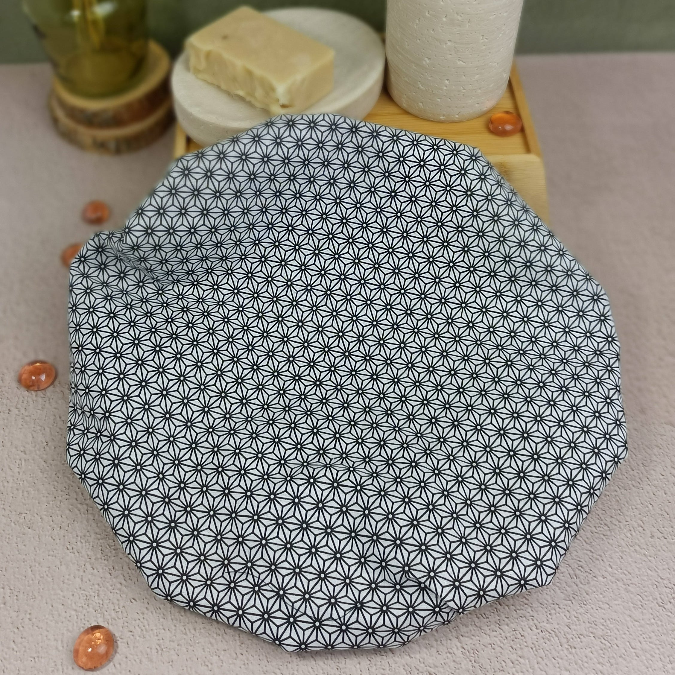 Bonnet de soin cheveux Saki gris fond blanc