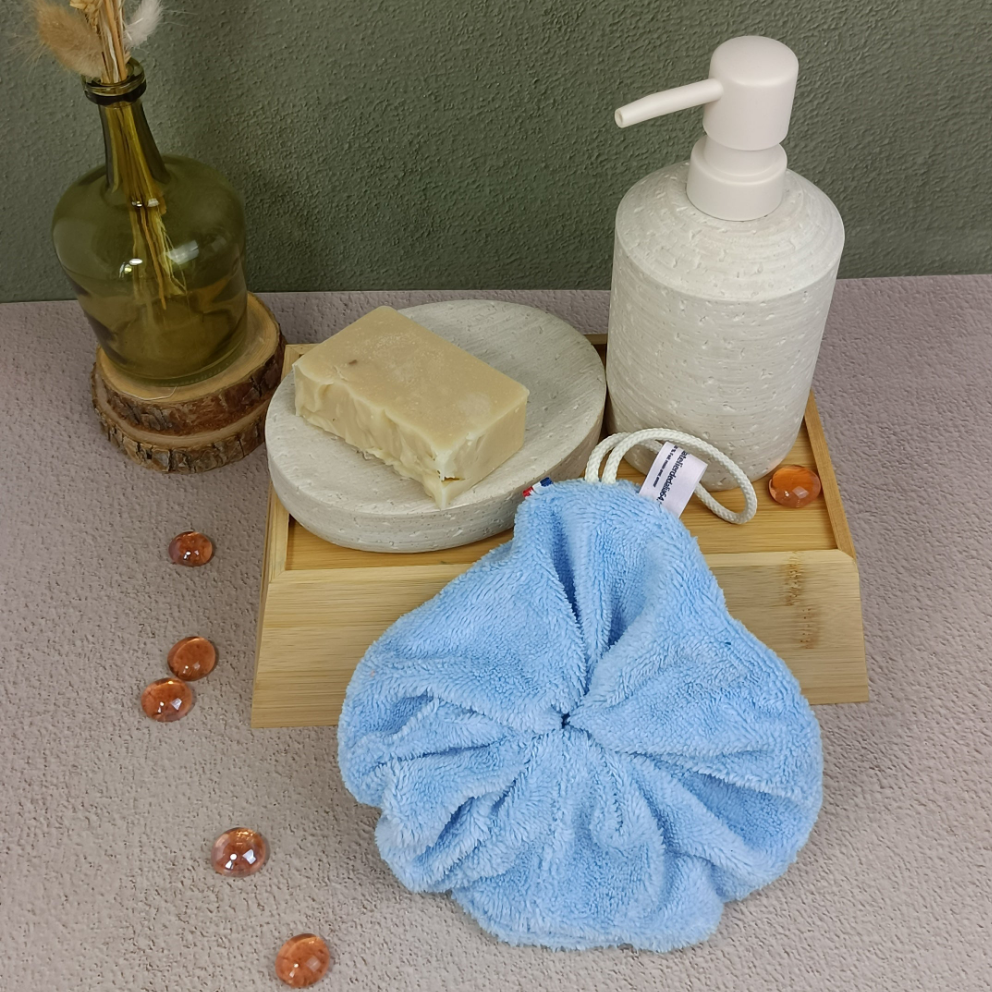 Fleur de douche en éponge bambou bleu clair 1