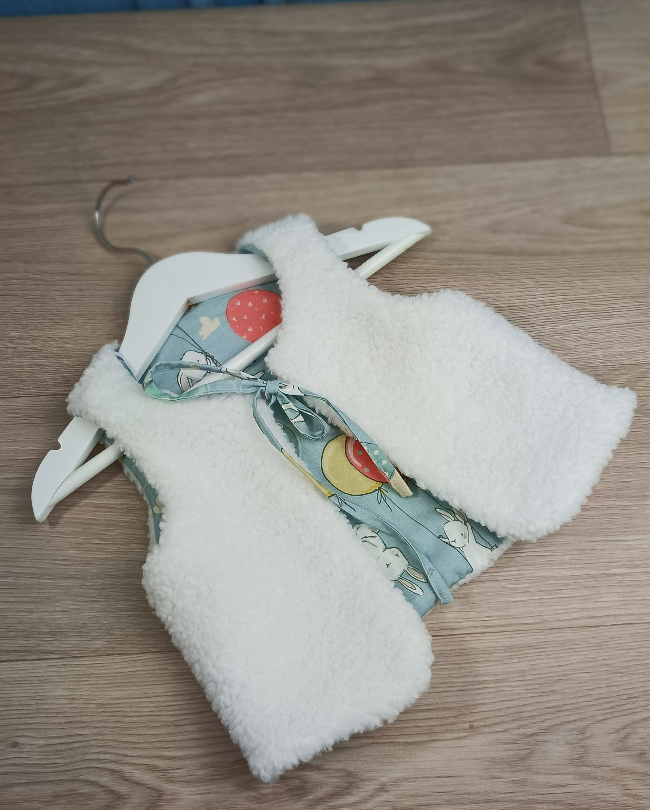 GILberg-bébé-sherpablanc-lapin ballon bleu