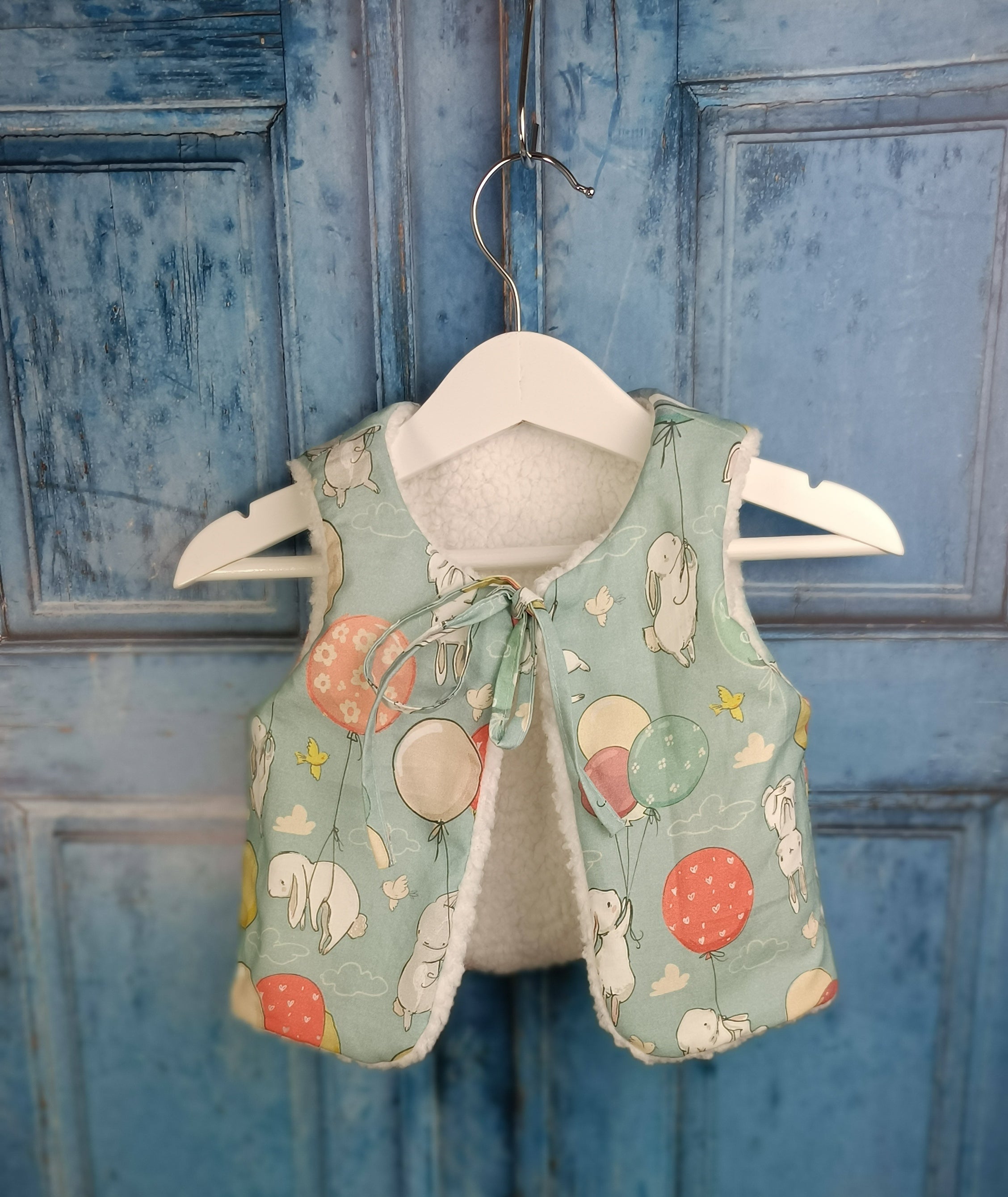 GILberg-bébé-sherpablanc-lapin ballon bleu