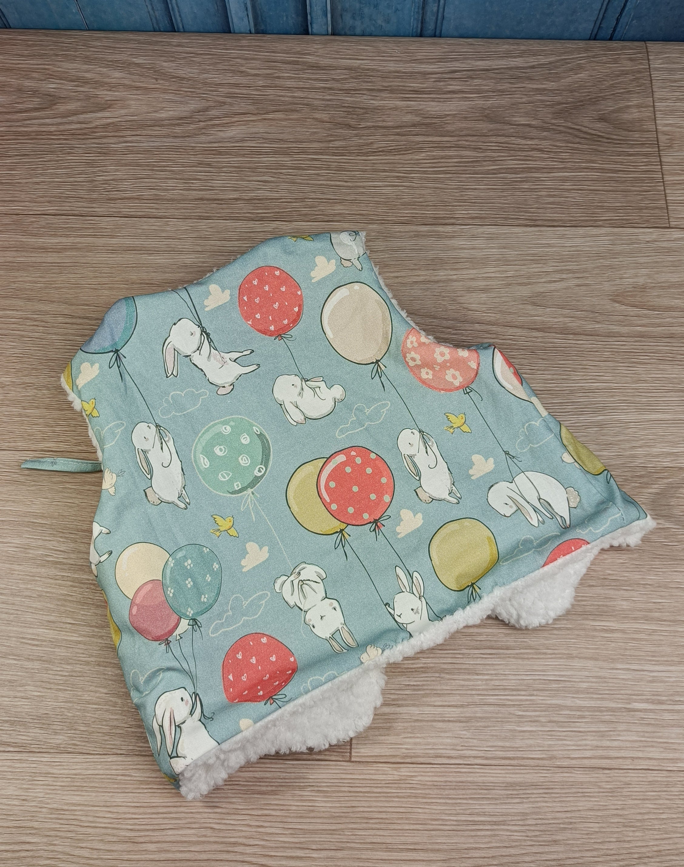 GILberg-bébé-sherpablanc-lapin ballon bleu