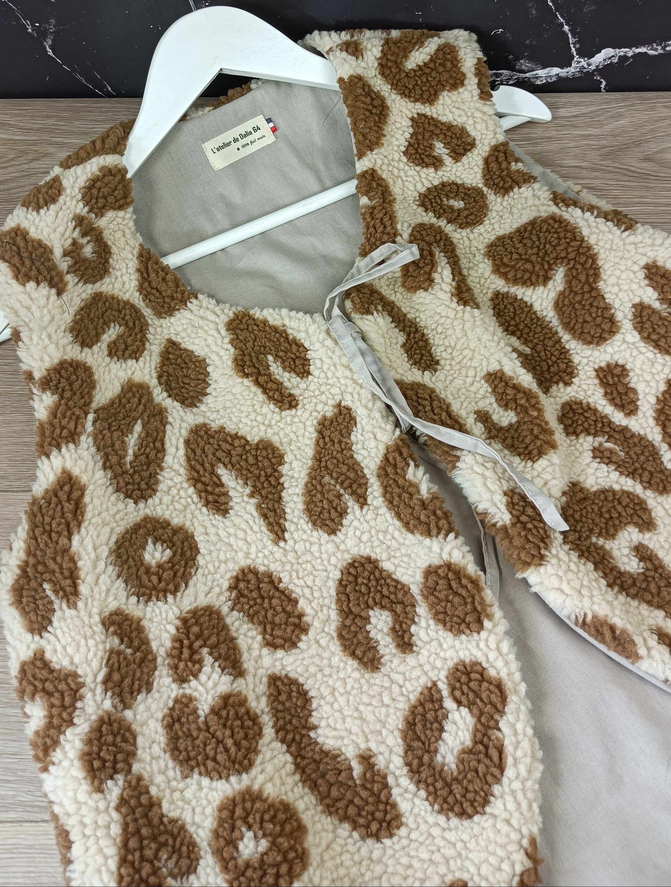 Gilet_berger_adulte_l_opard_fond_beige