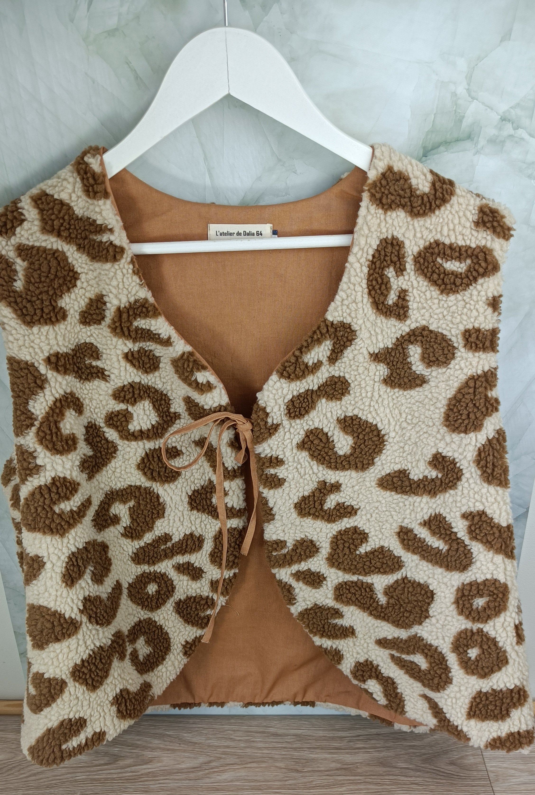 Gilet berger adulte léopard fond caramel