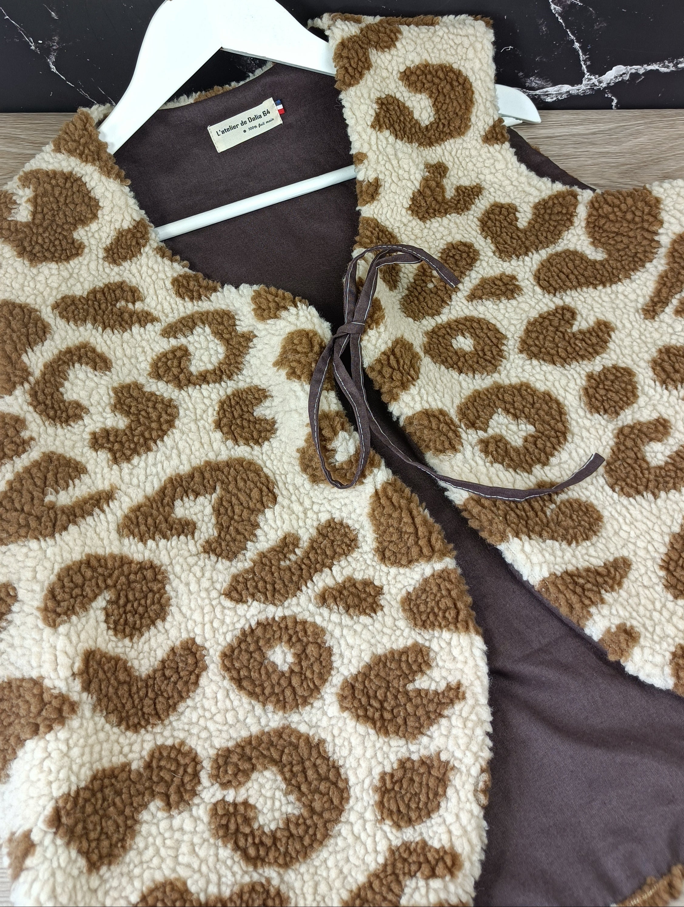 Gilet_berger_adulte_l_opard_fond_marron