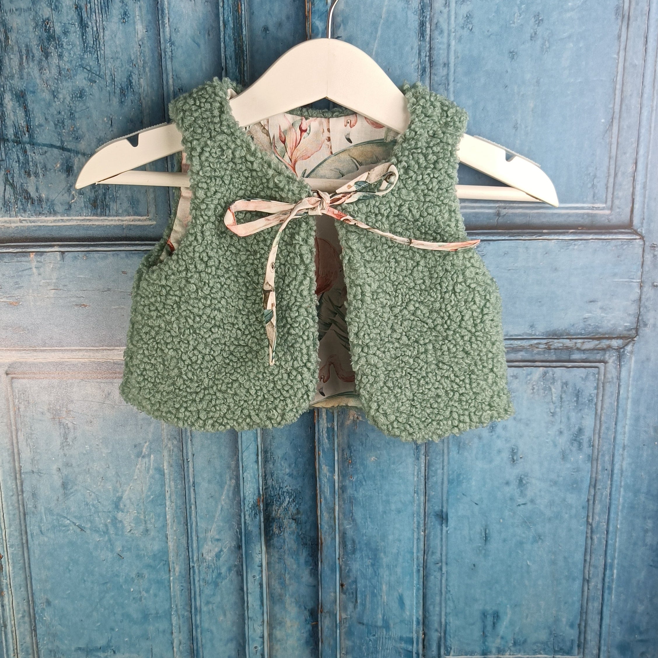 Gilet berger bébé sherpa vert thym tissu savane pastel
