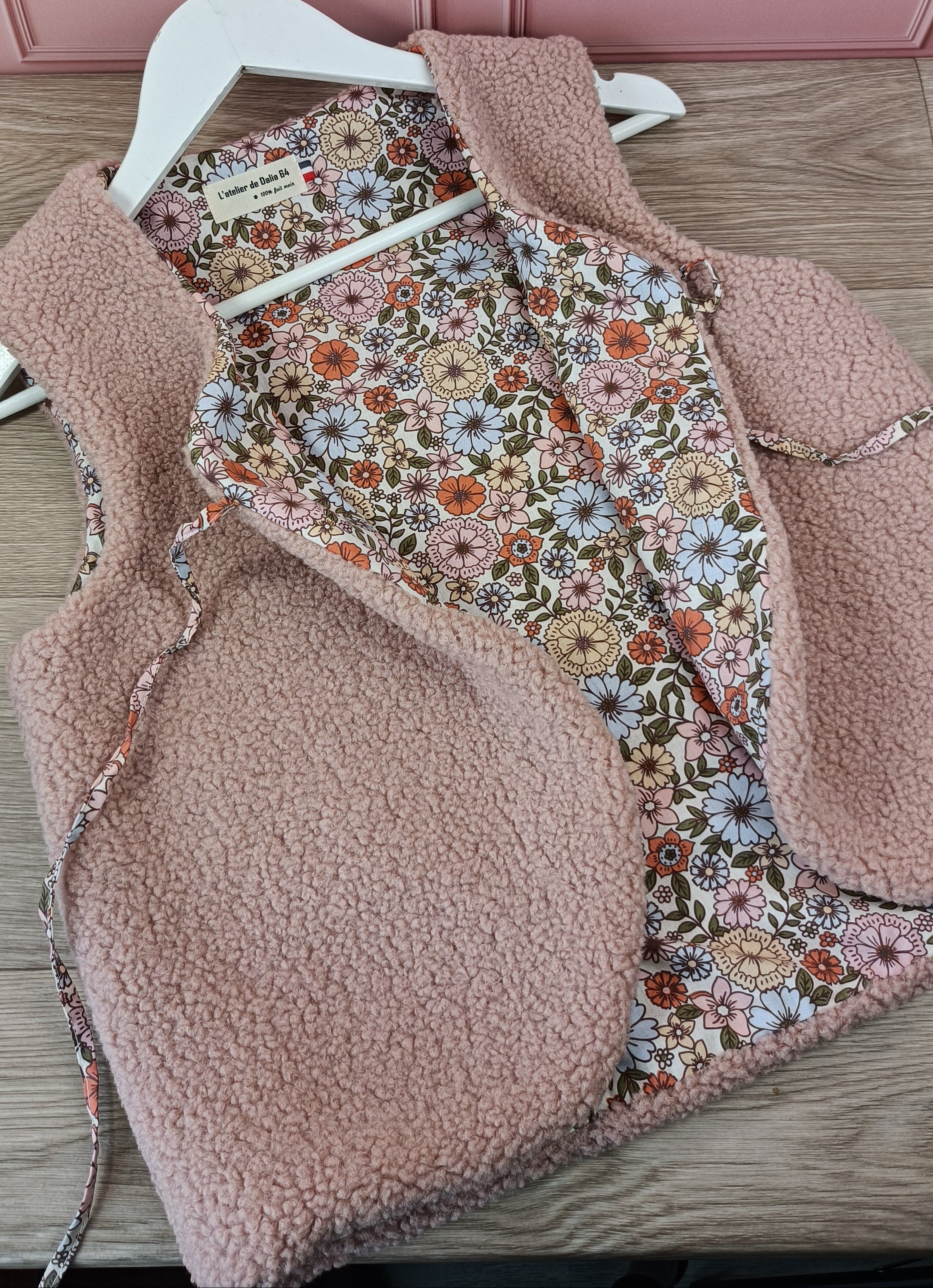 Gilet berger femme sherpa rose poudré tissus intérieur imprimé fleur Brigitte