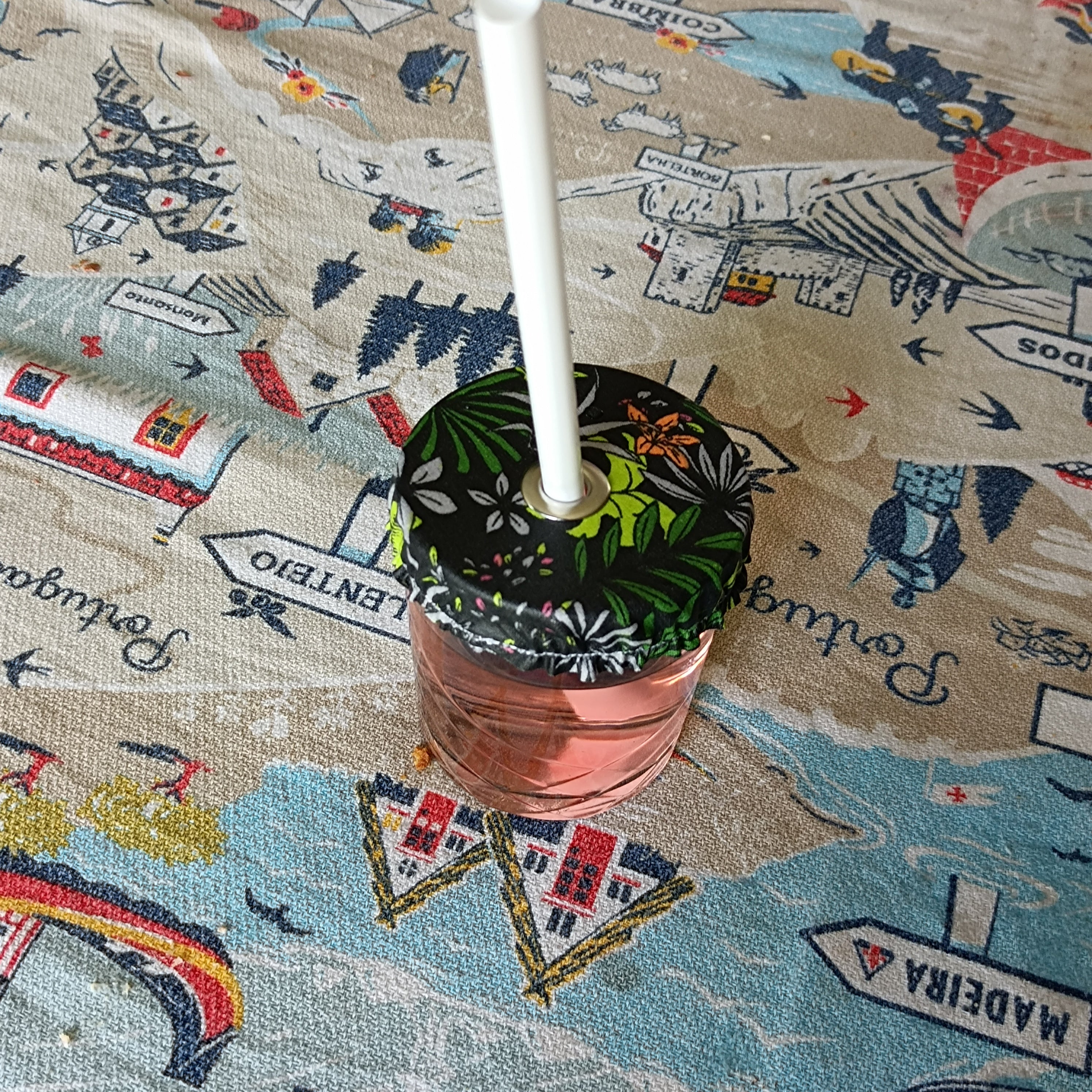 Couvre verre avec trou pour mettre une paille