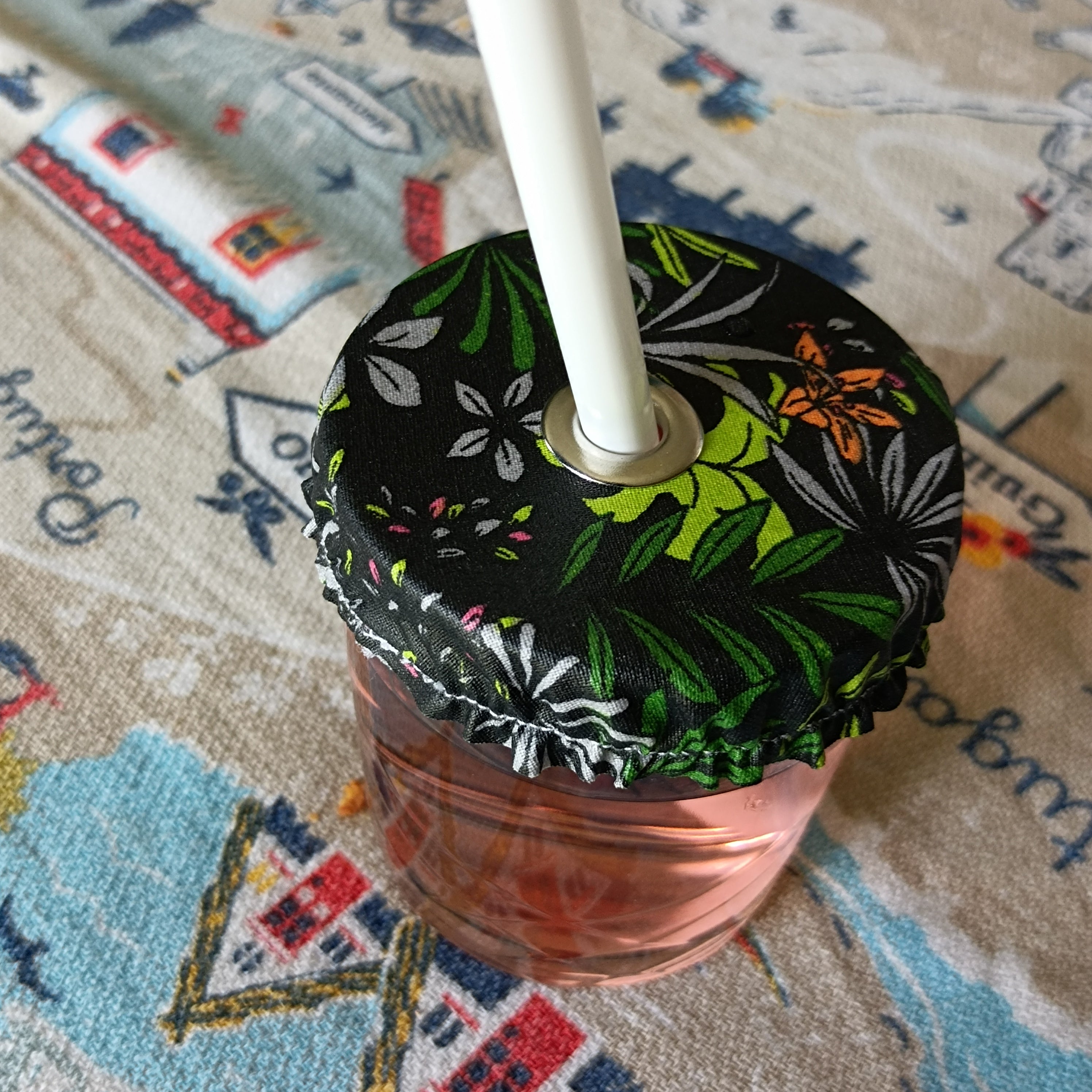 Couvre verre avec trou pour mettre une paille
