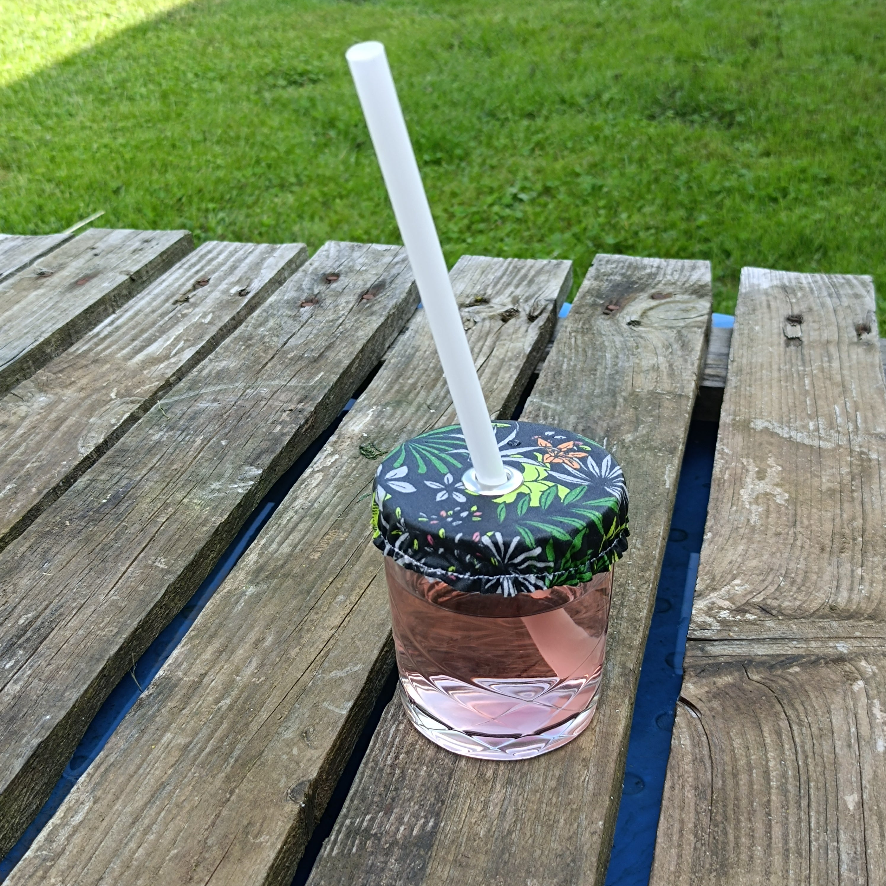 Couvre verre avec trou pour mettre une paille