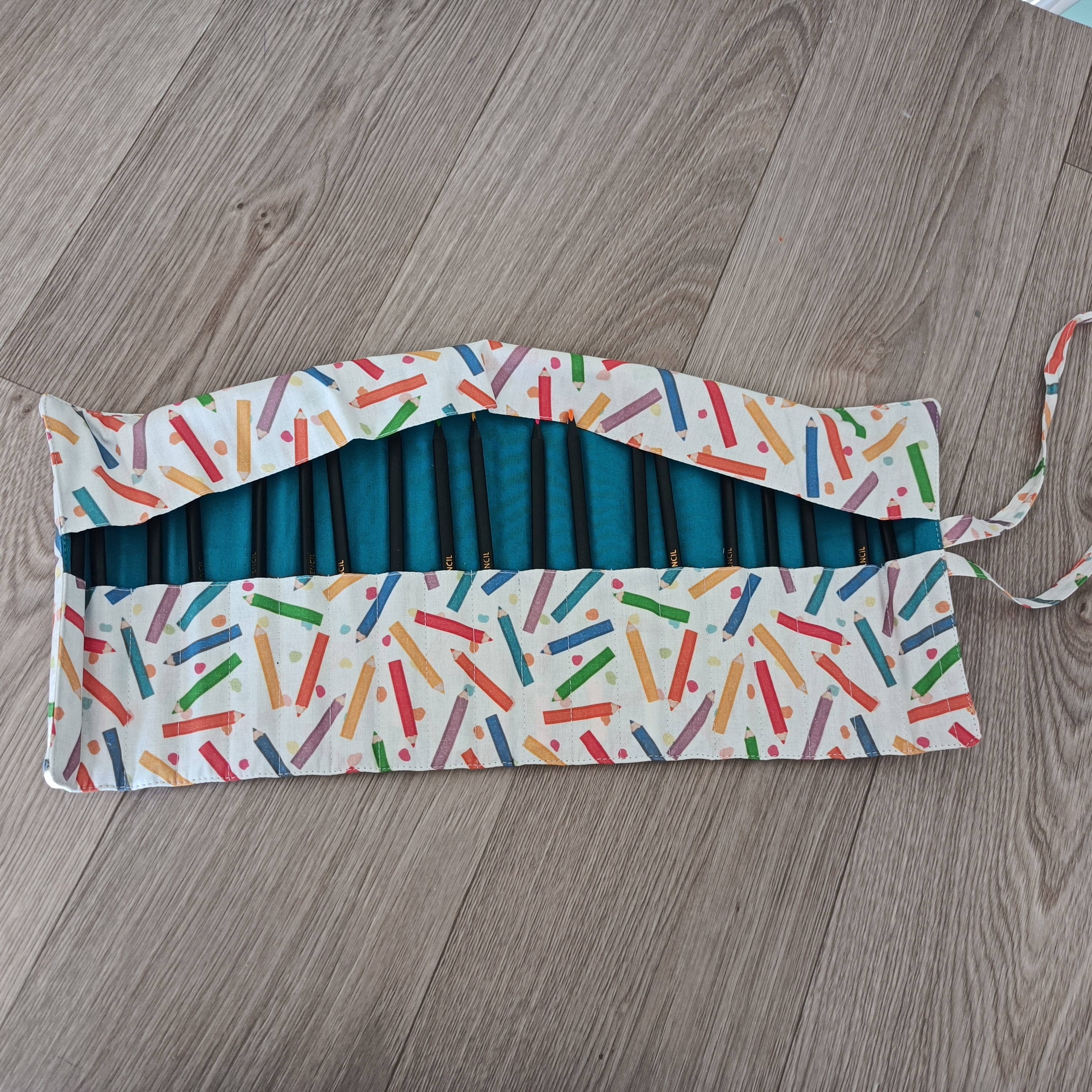 Trousse à crayons ou feutres roulée - Crayons