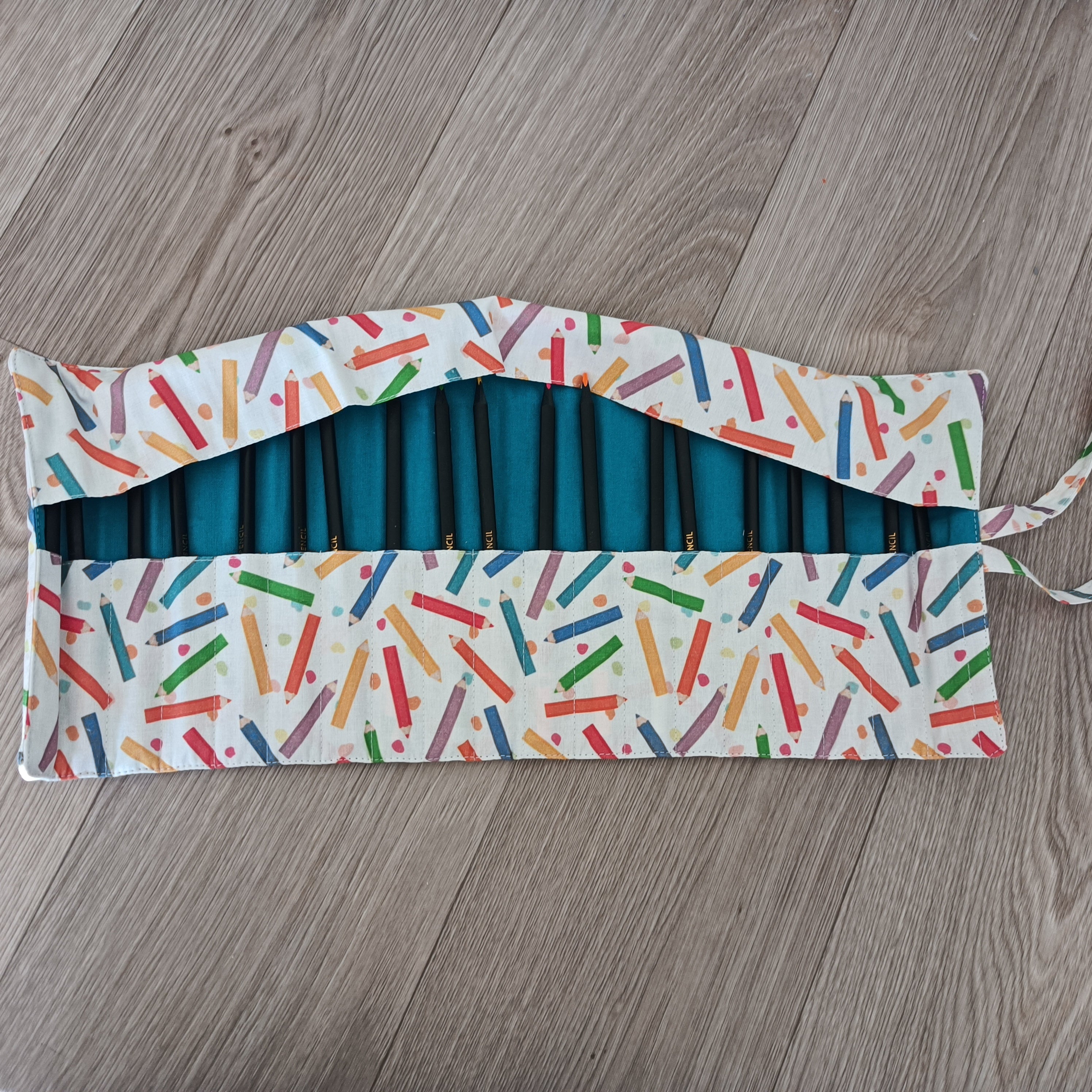 Trousse à crayons ou feutres roulée - Crayons