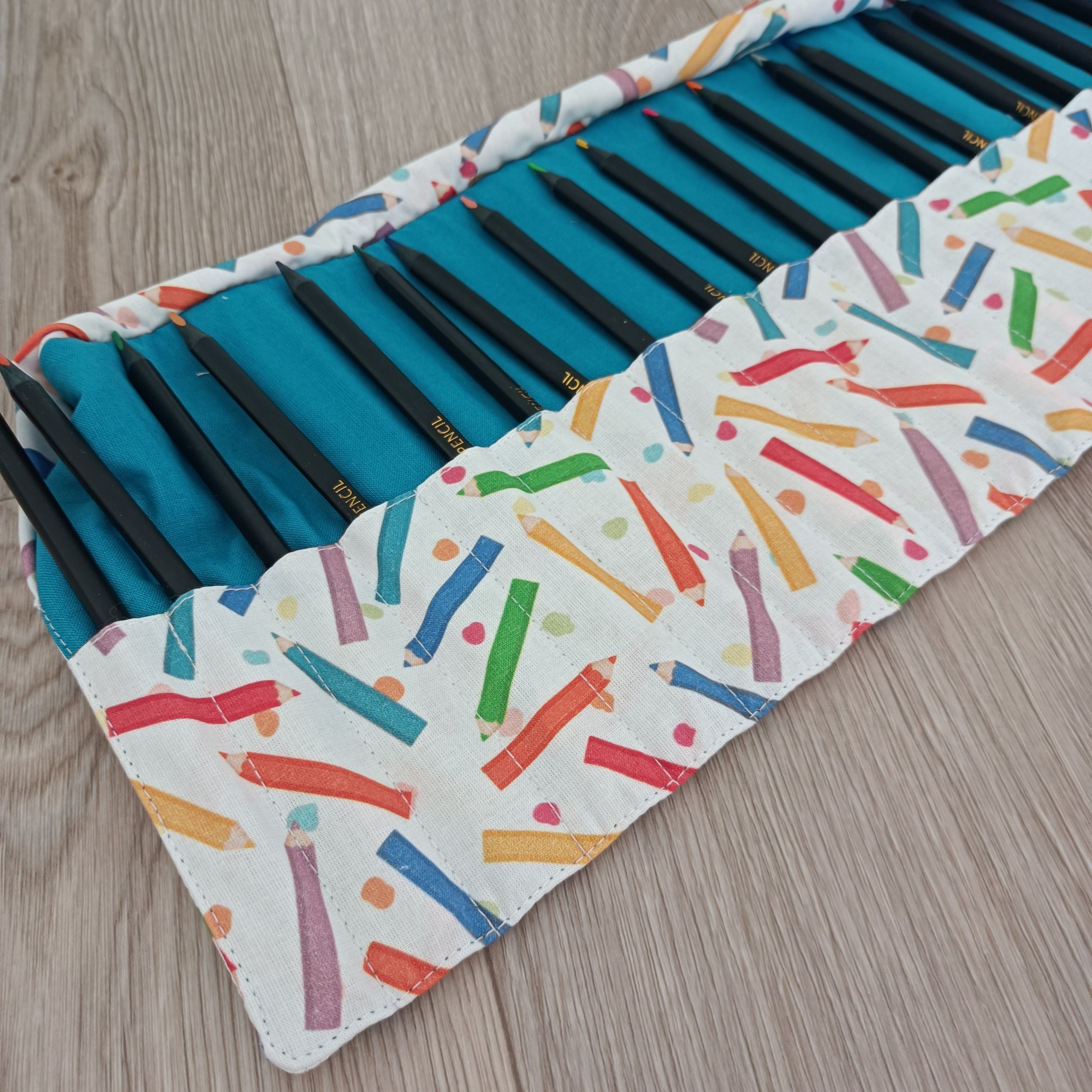 Trousse à crayons ou feutres roulée - Crayons