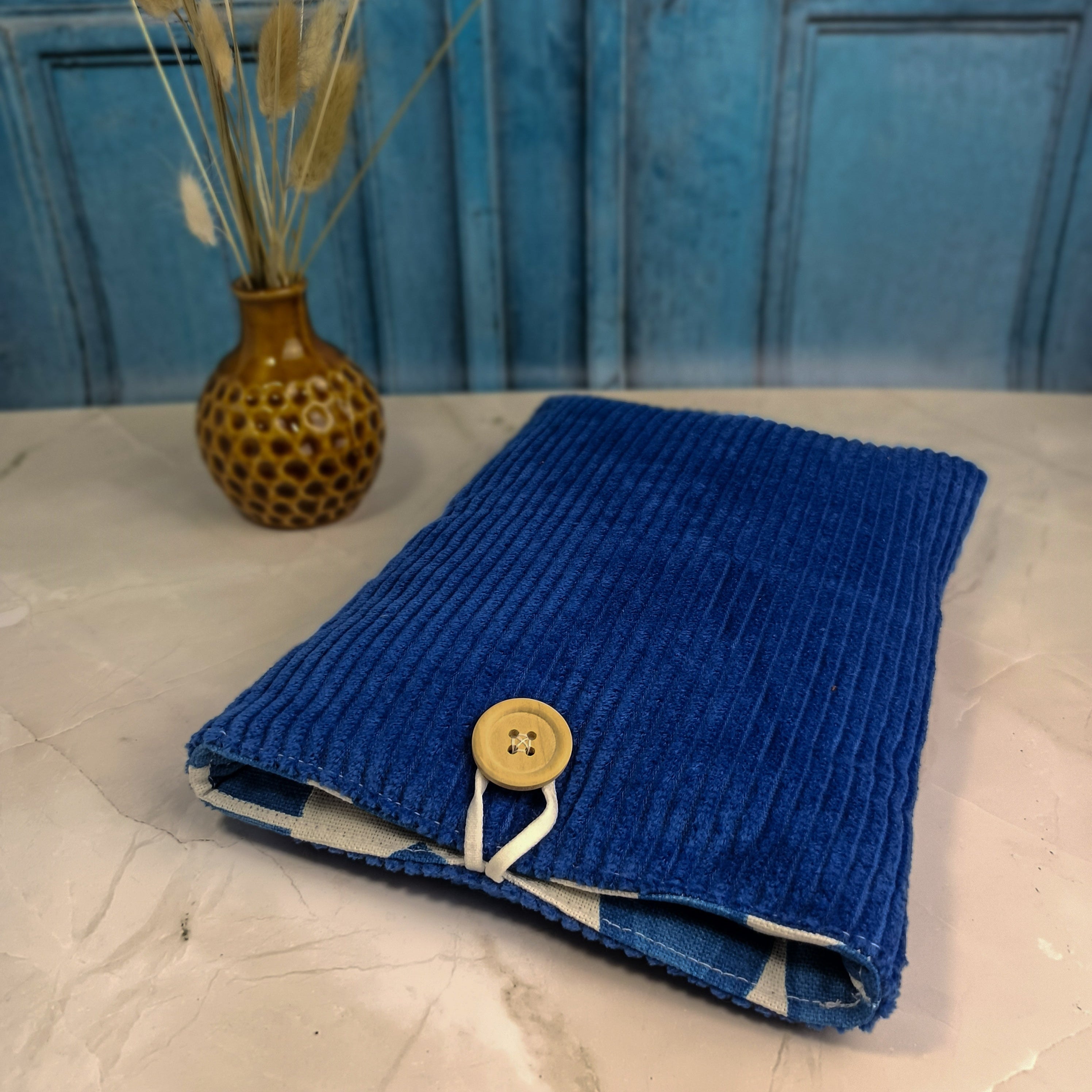 Pochette livre en velours côtelé bleu roi