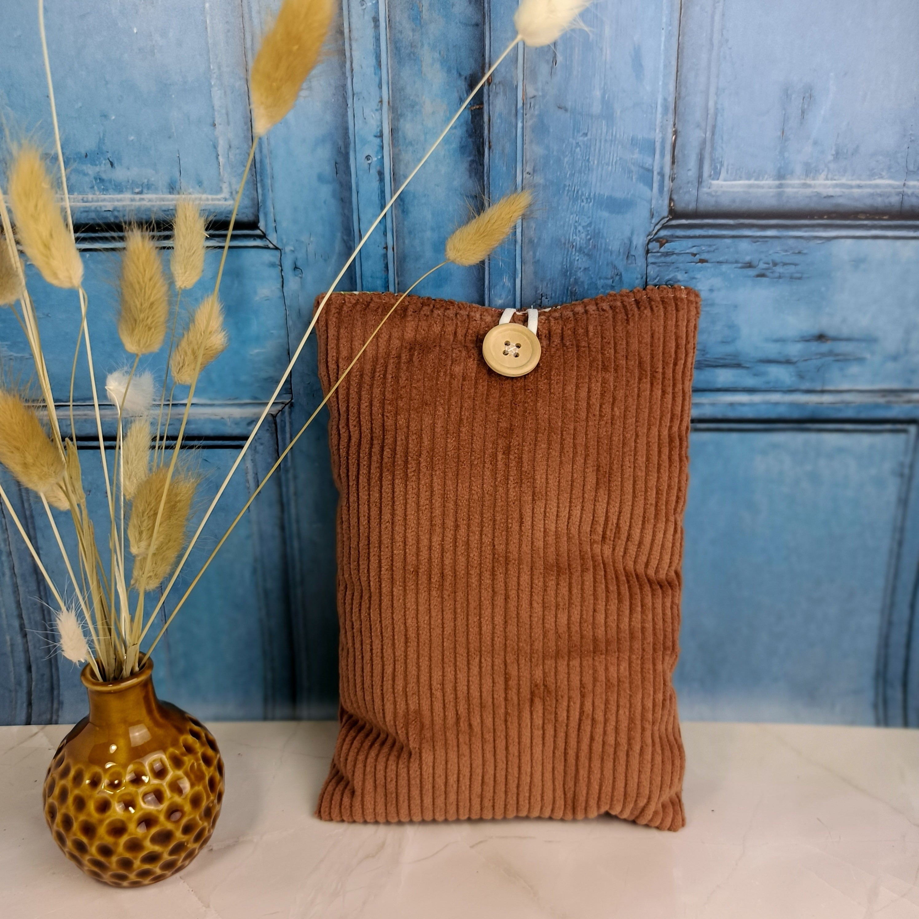 Pochette livre en velours côtelé cognac