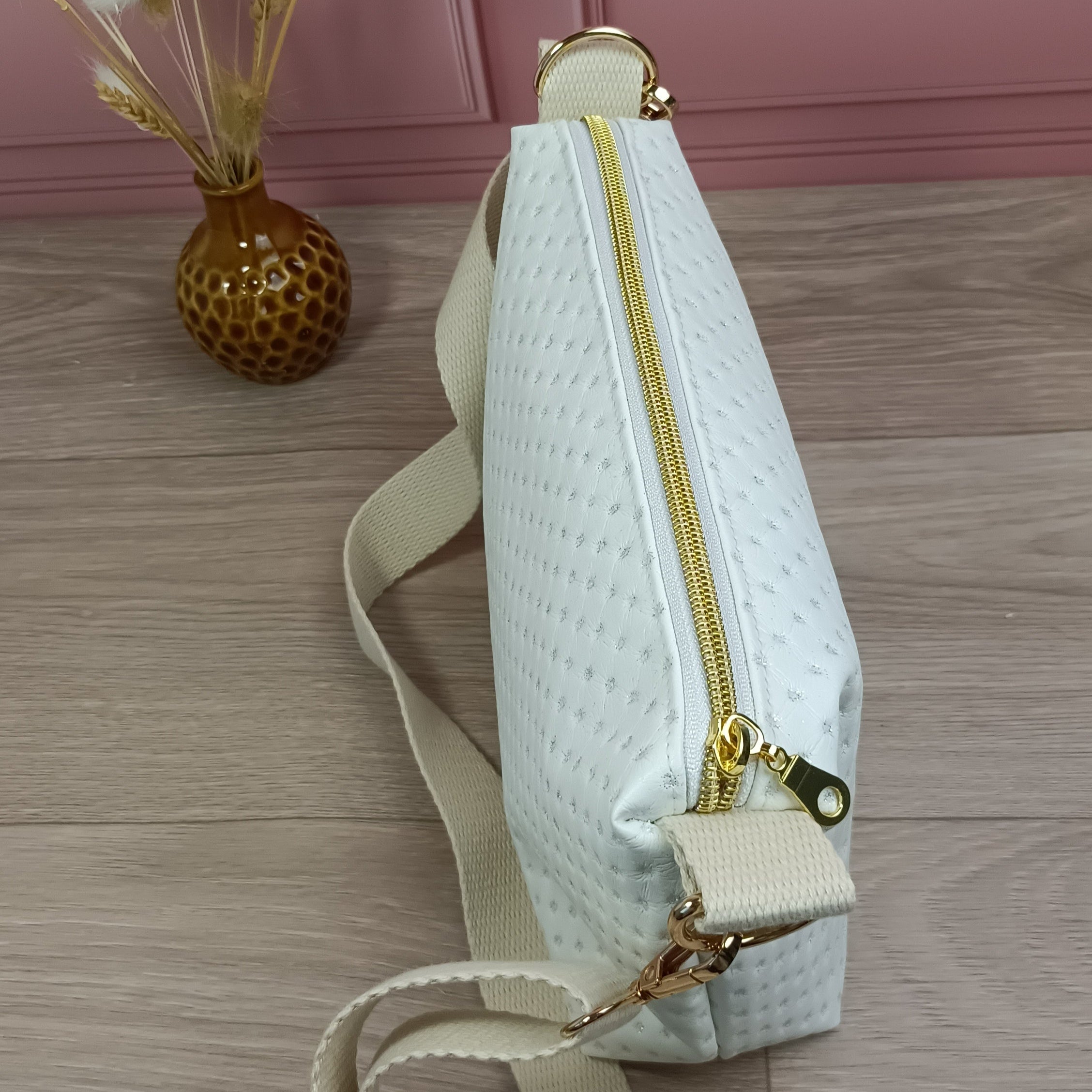 Sac bandoulière avec tissu et bandoulière en simili cuir écru