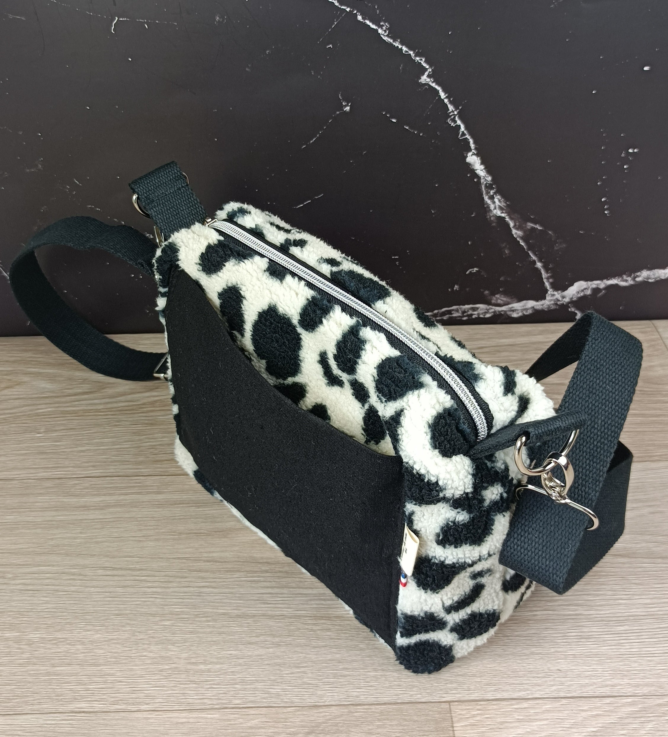 Sac bandoulière réglable sherpa tacheté noir et blanc