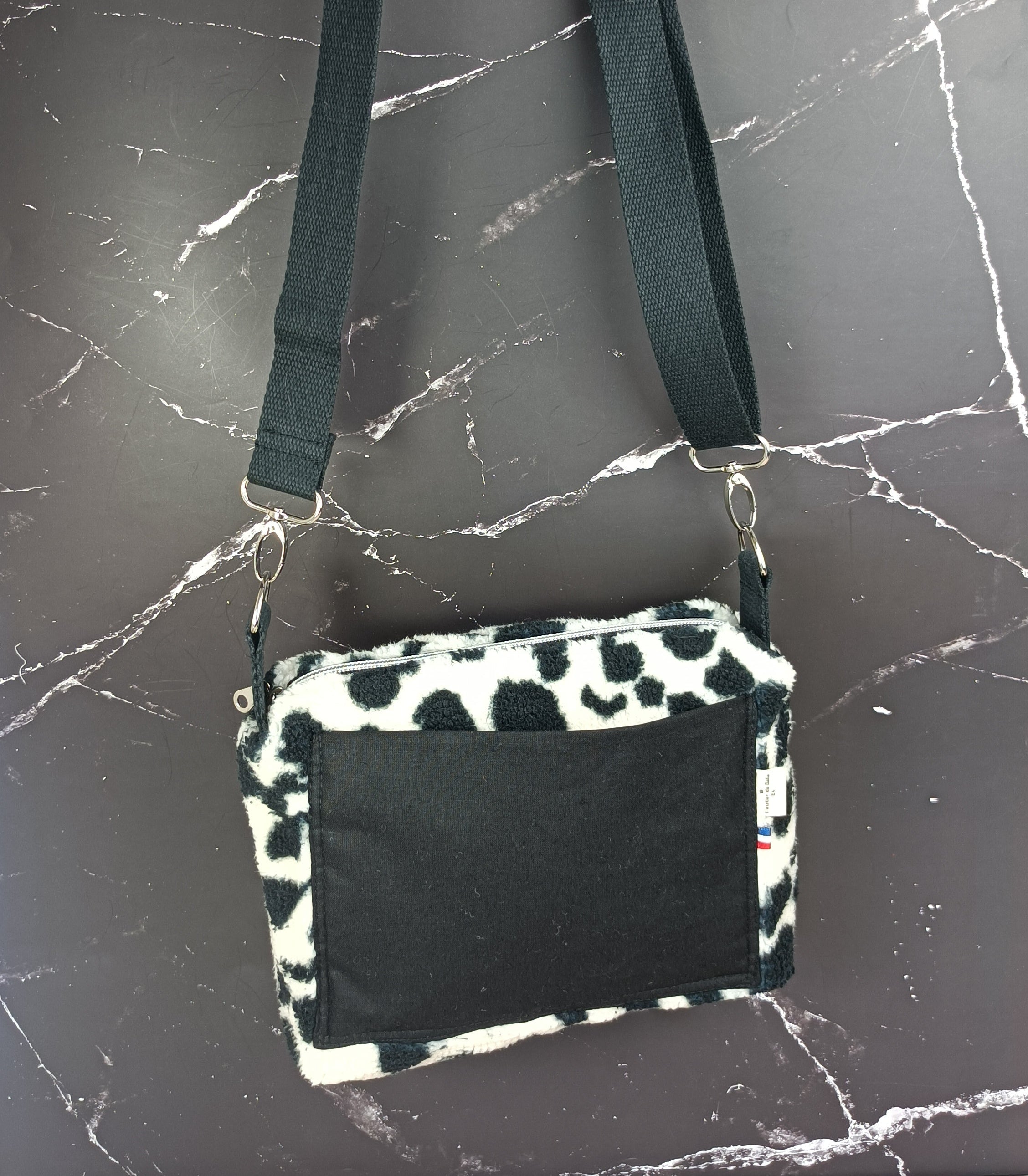 Sac bandoulière réglable sherpa tacheté noir et blanc