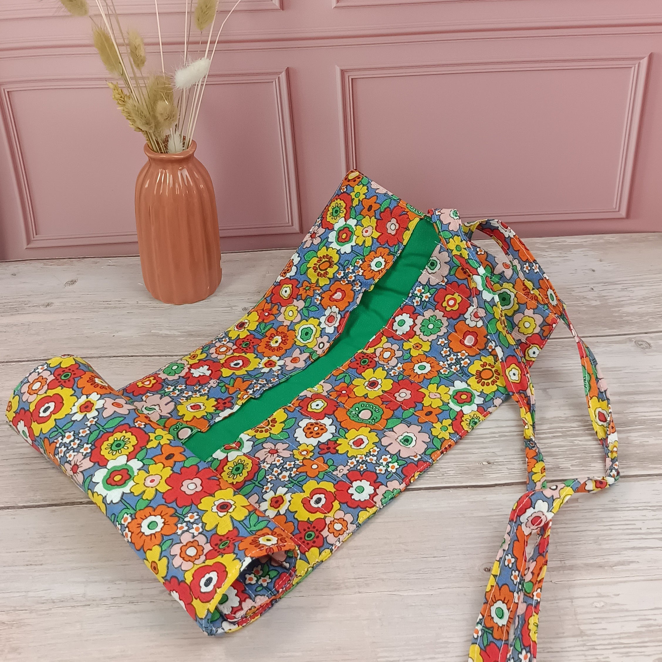 Trousse à crayons ou feutre à rouler - fleurs rétro fond bleu