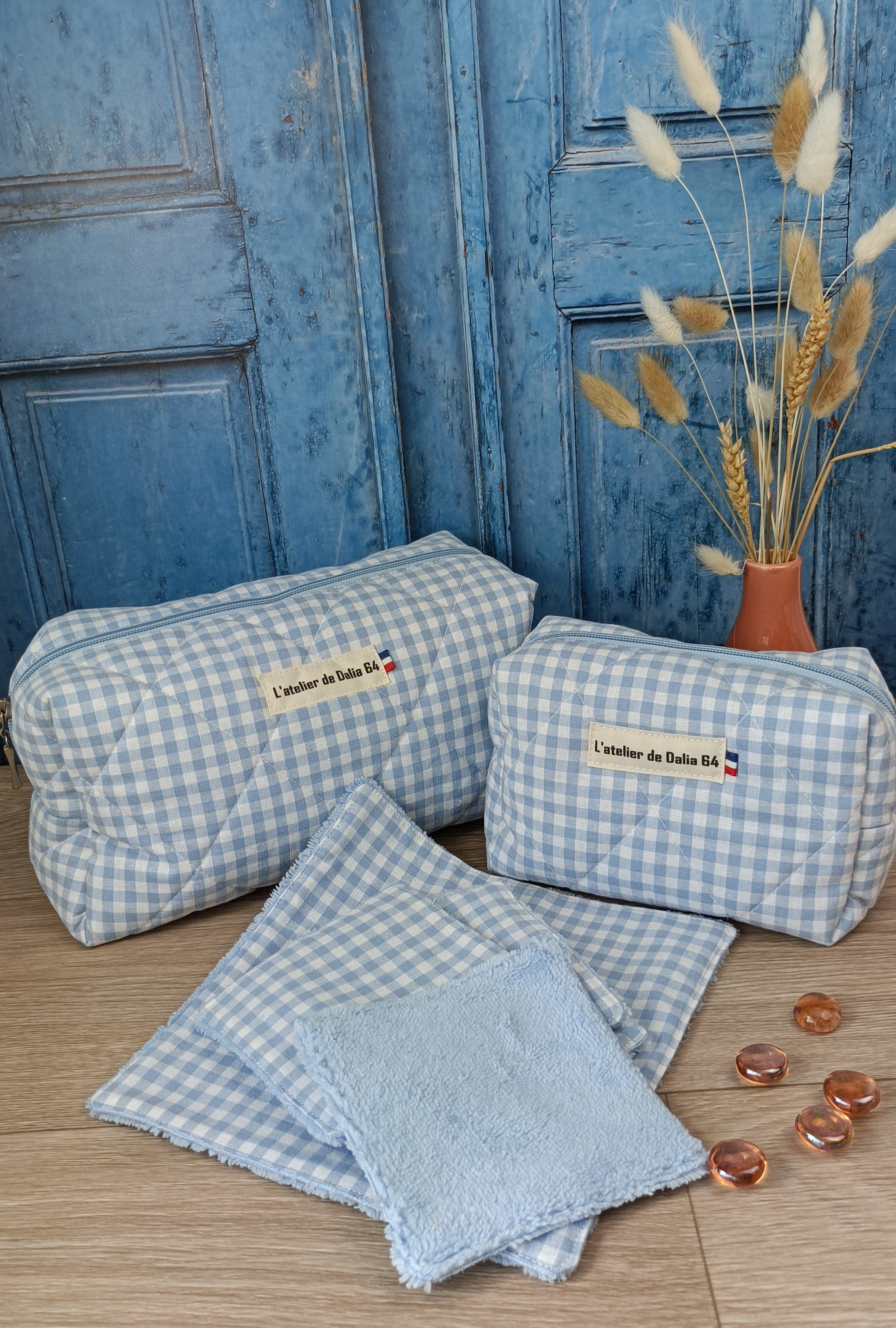 Trousse maquillage et toilette avec lingettes et serviette visage vichy bleu clair