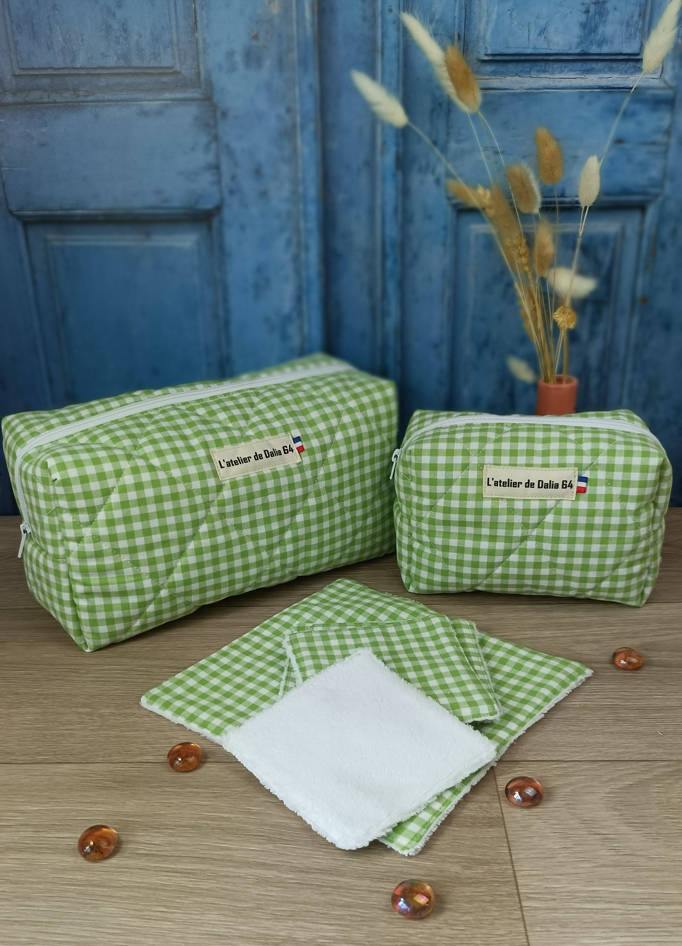 Trousse maquillage et toilette avec lingettes et serviette visage vichy vert clair