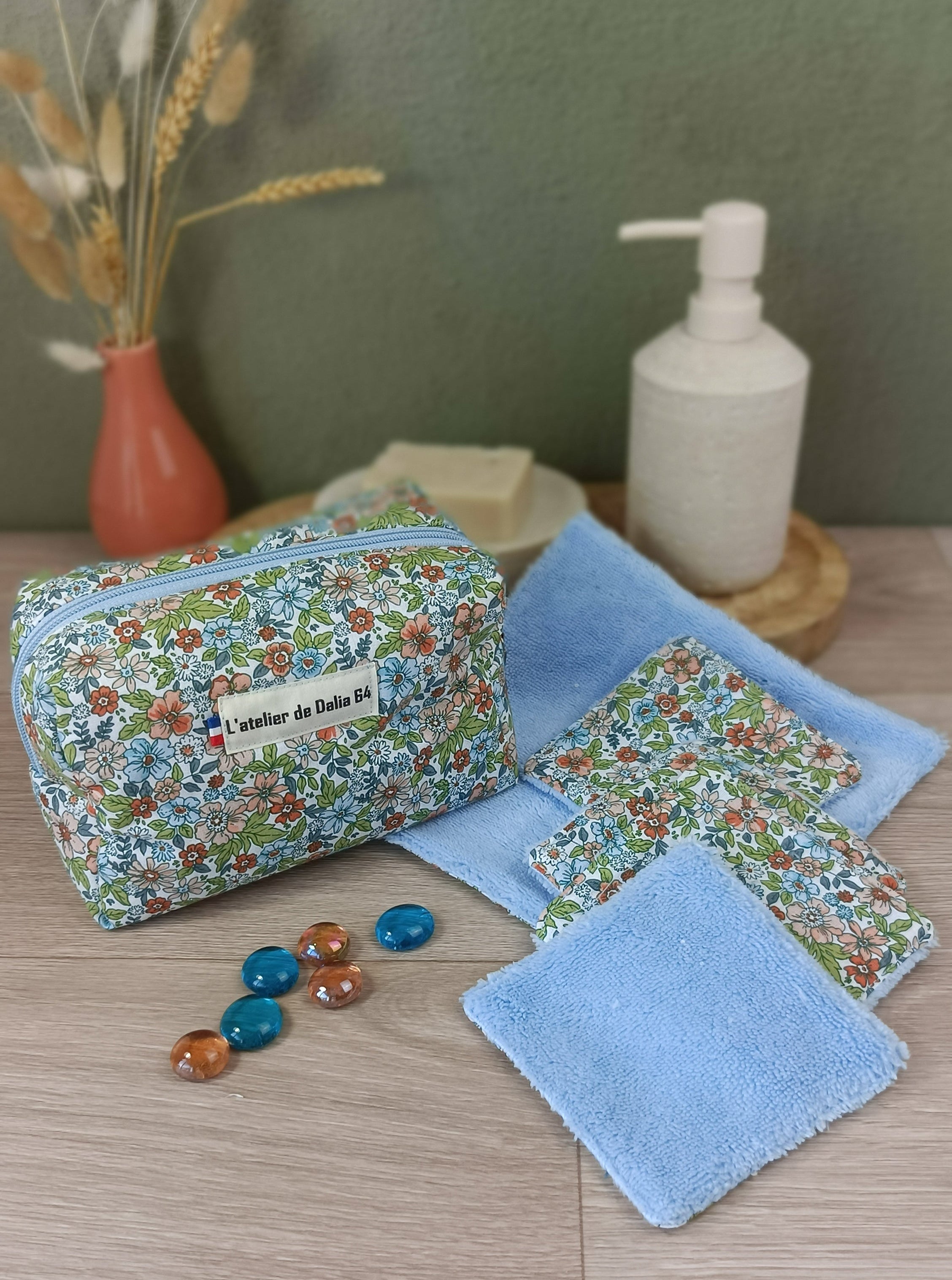 Trousse maquillage fleuri pensée avec lingettes et serviettes visage