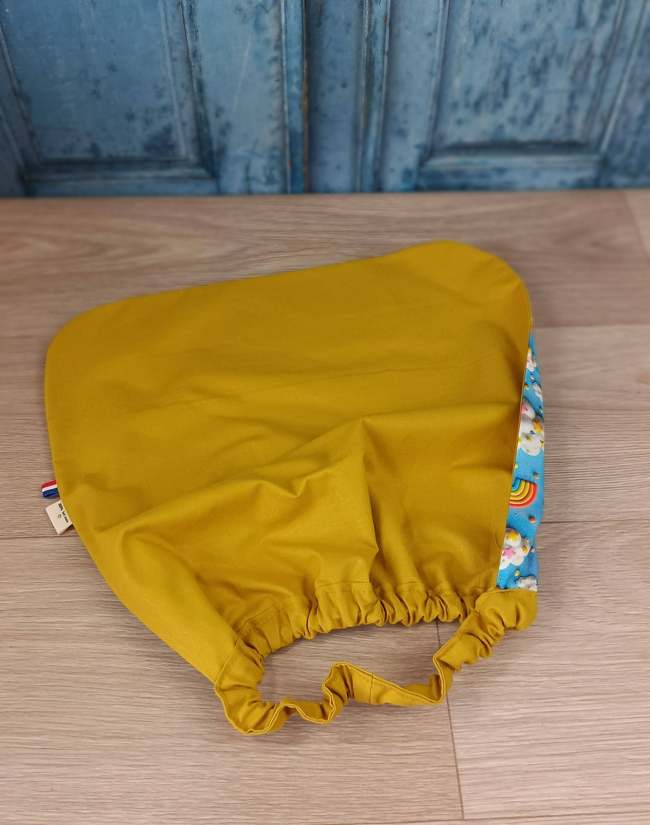 sac à dos et serviette cantine 3 d raimbow design