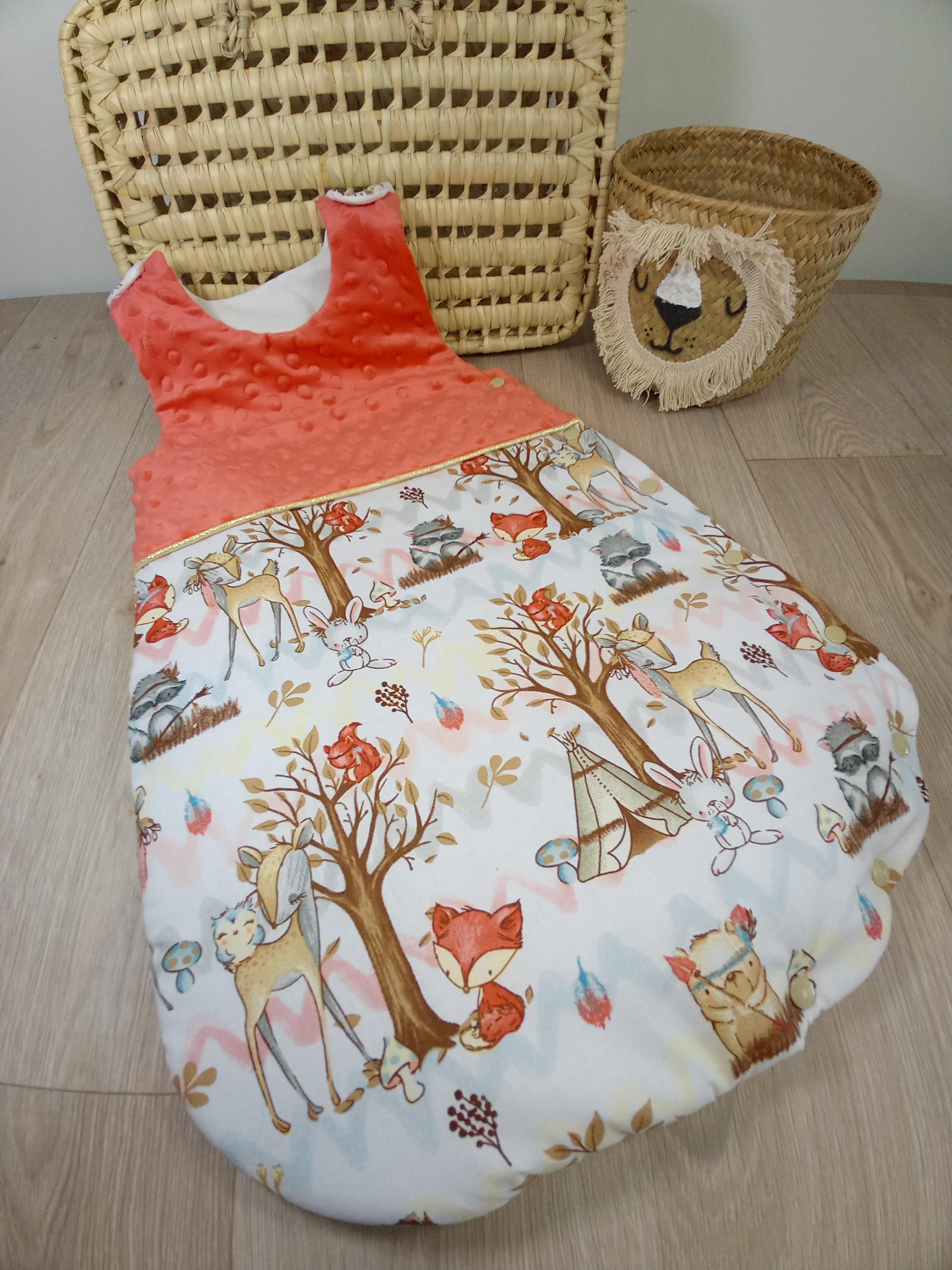 Gigoteuse bébé avec un tissu animaux de la forêt