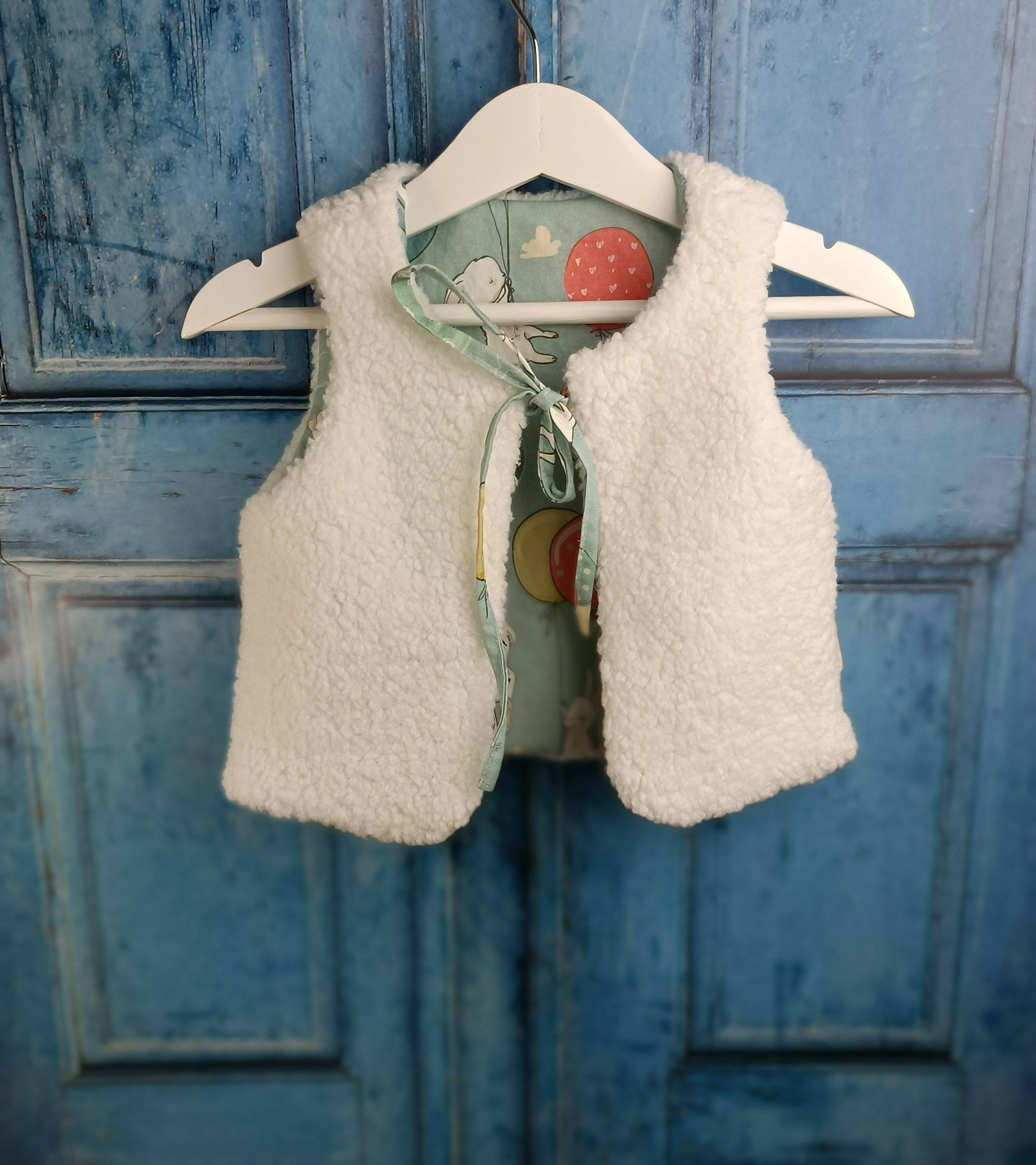 GILberg-bébé-sherpablanc-lapin ballon bleu