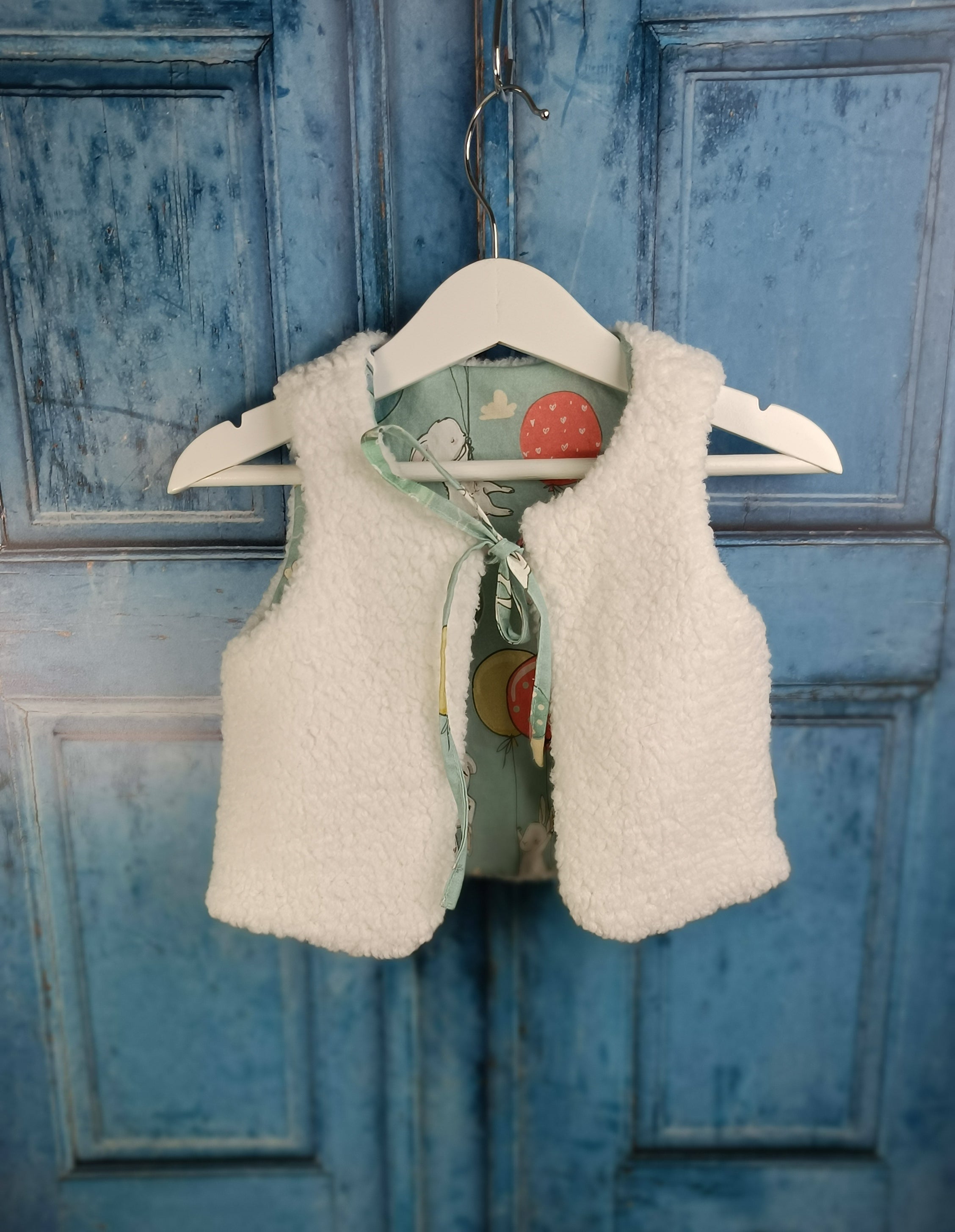 GILberg-bébé-sherpablanc-lapin ballon bleu