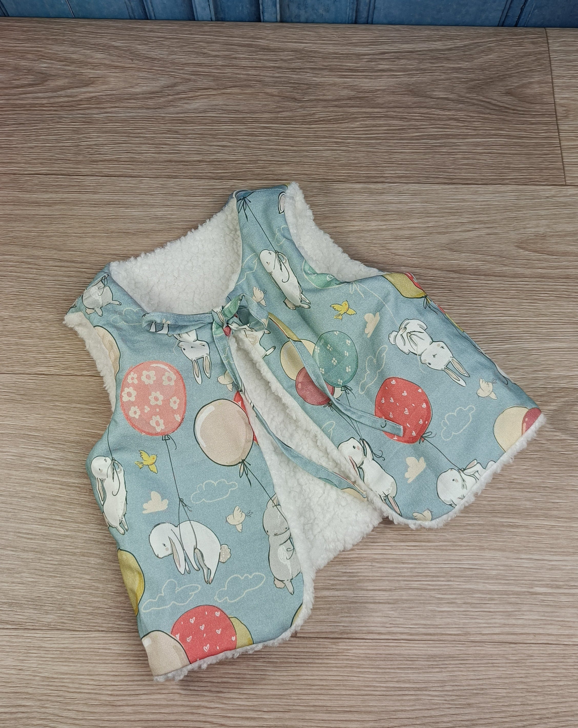 GILberg-bébé-sherpablanc-lapin ballon bleu