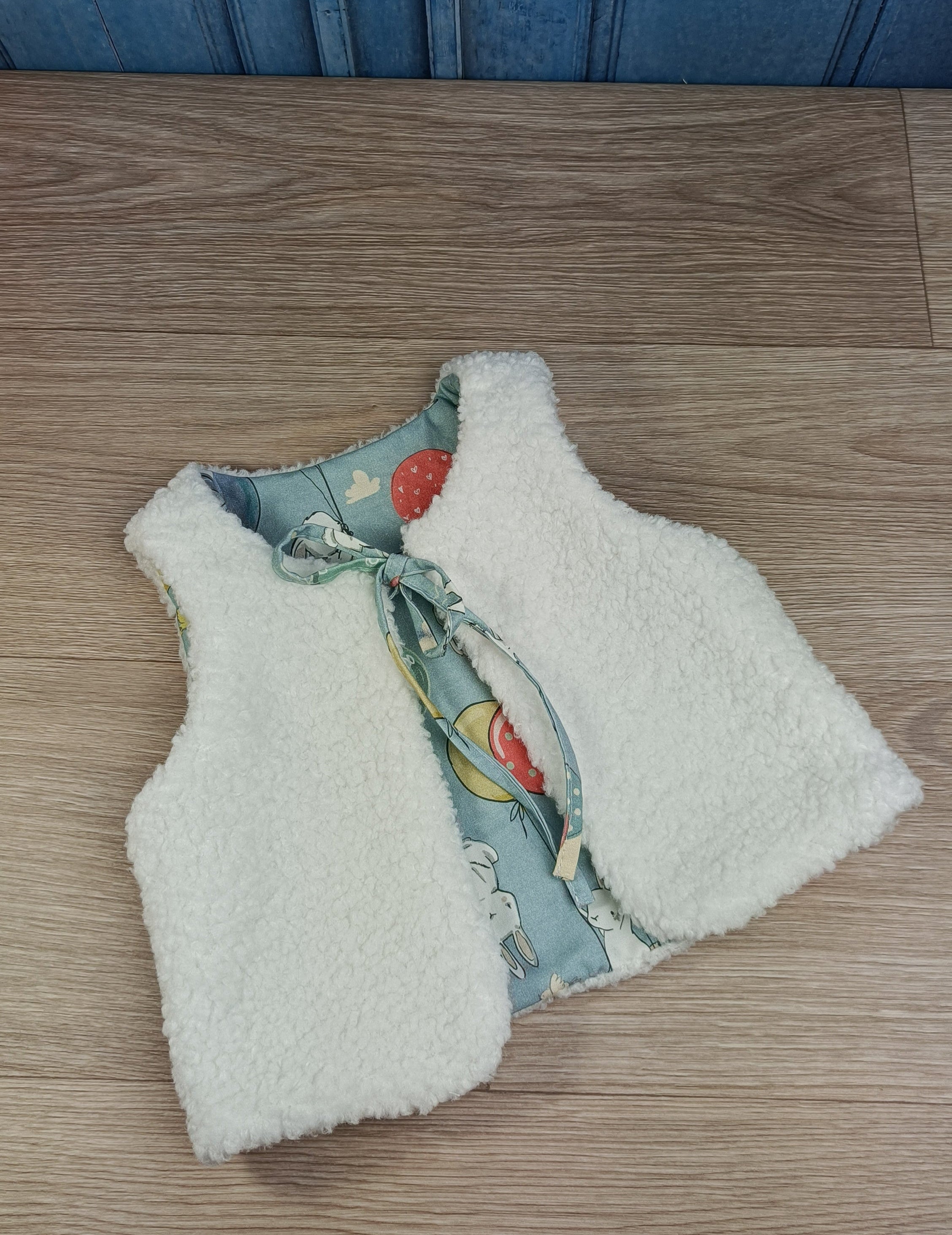 GILberg-bébé-sherpablanc-lapin ballon bleu