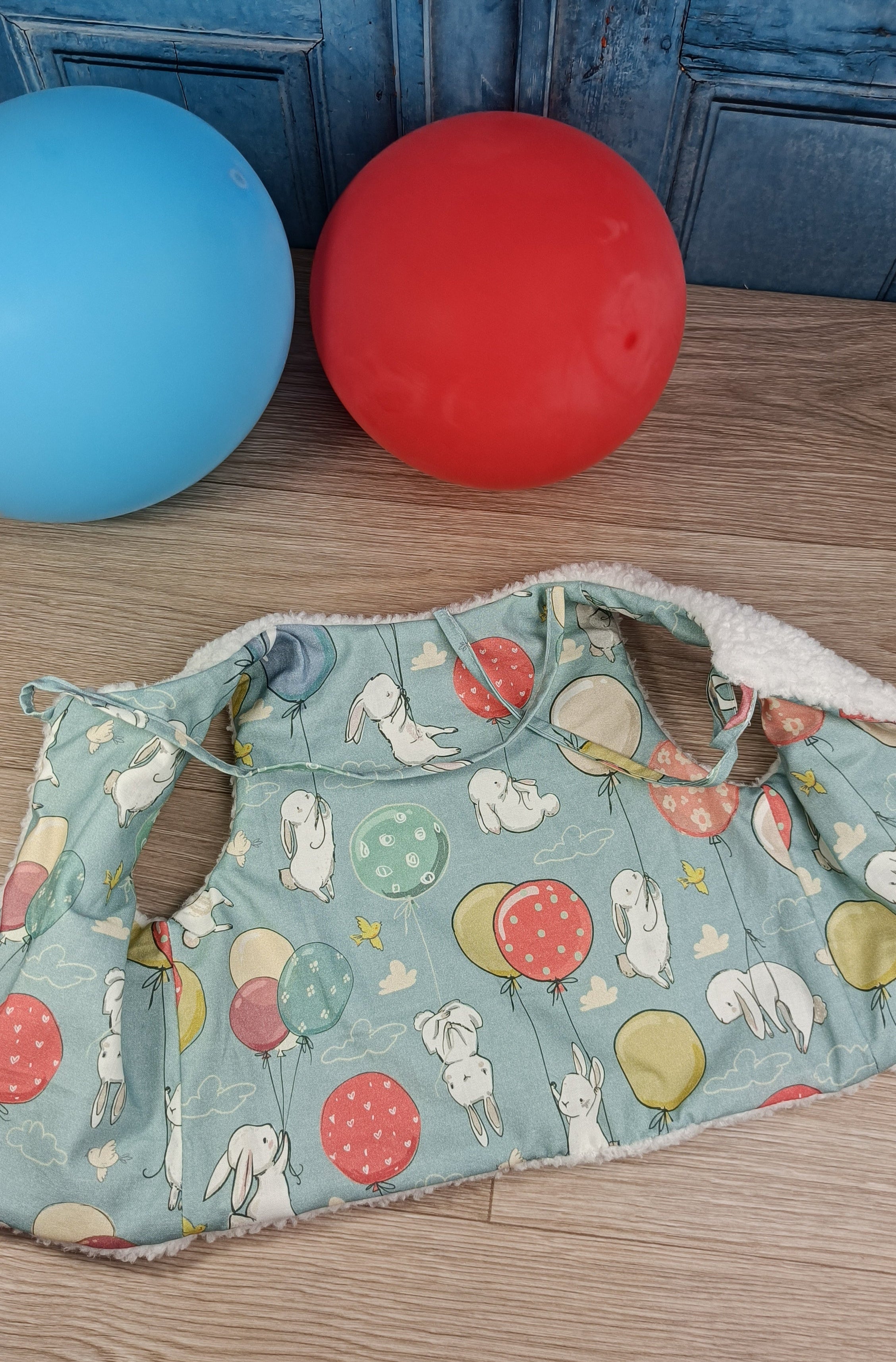 GILberg-bébé-sherpablanc-lapin ballon bleu-