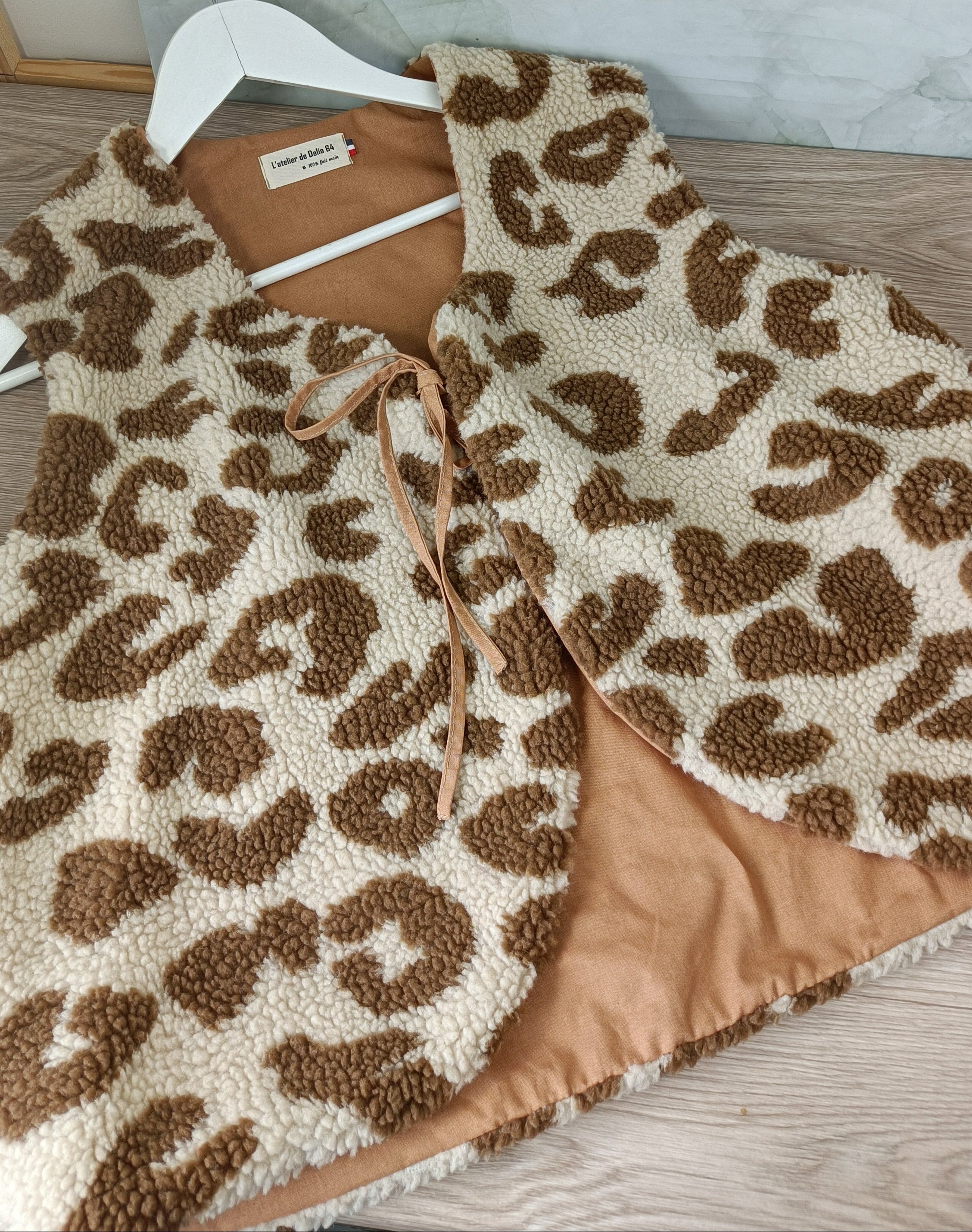 Gilet berger adulte léopard fond caramel