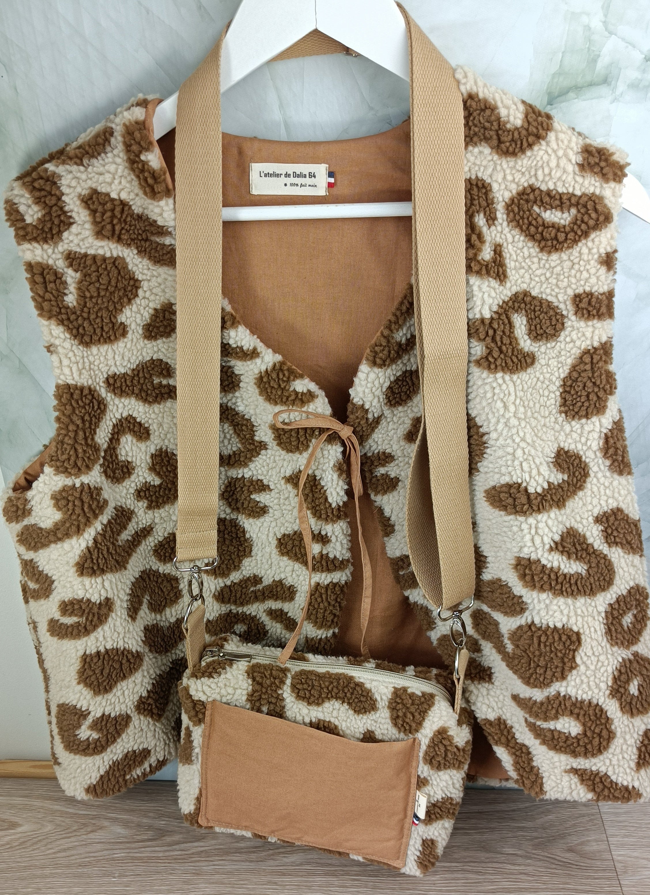 Gilet berger adulte léopard fond caramel