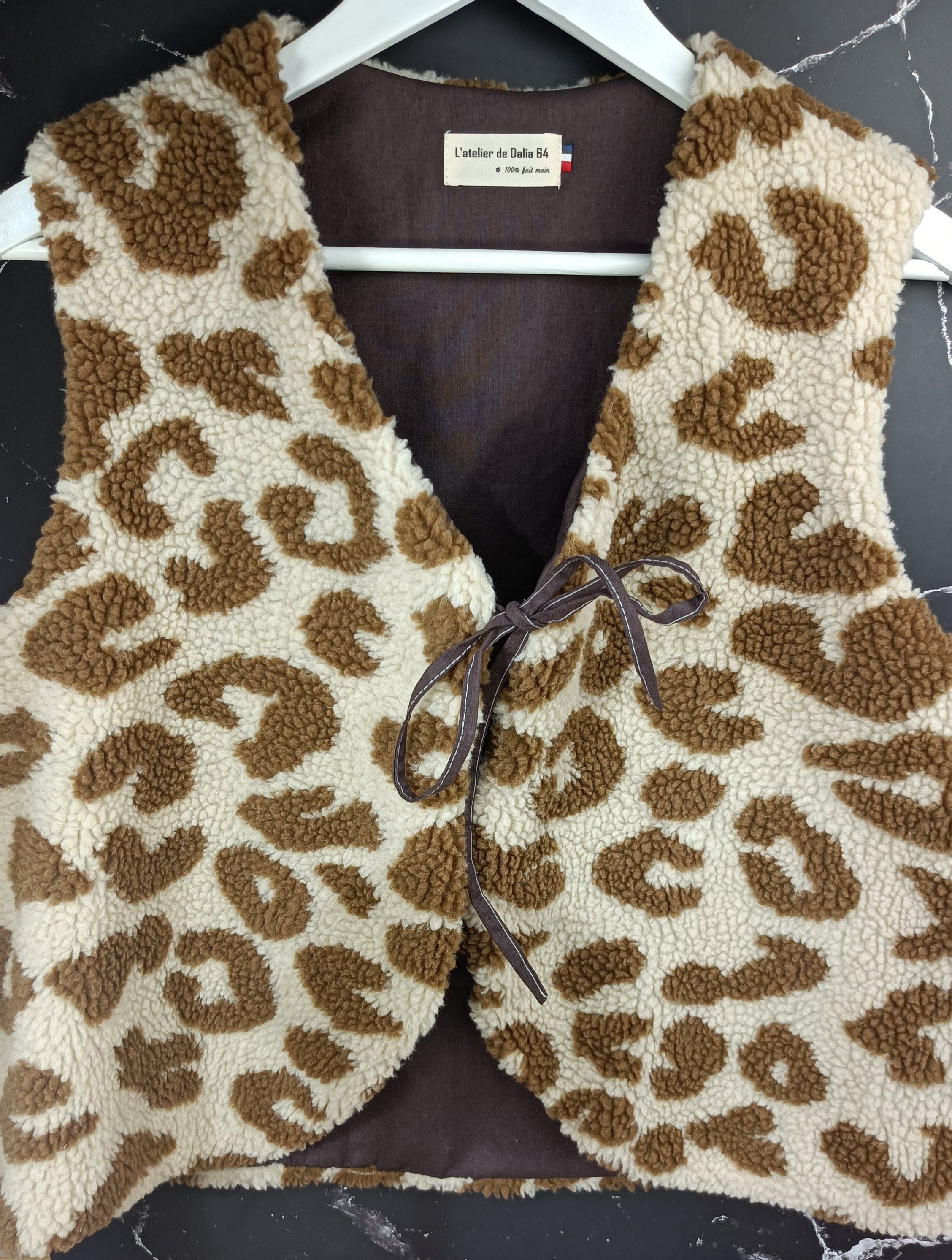 Gilet_berger_adulte_l_opard_fond_marron