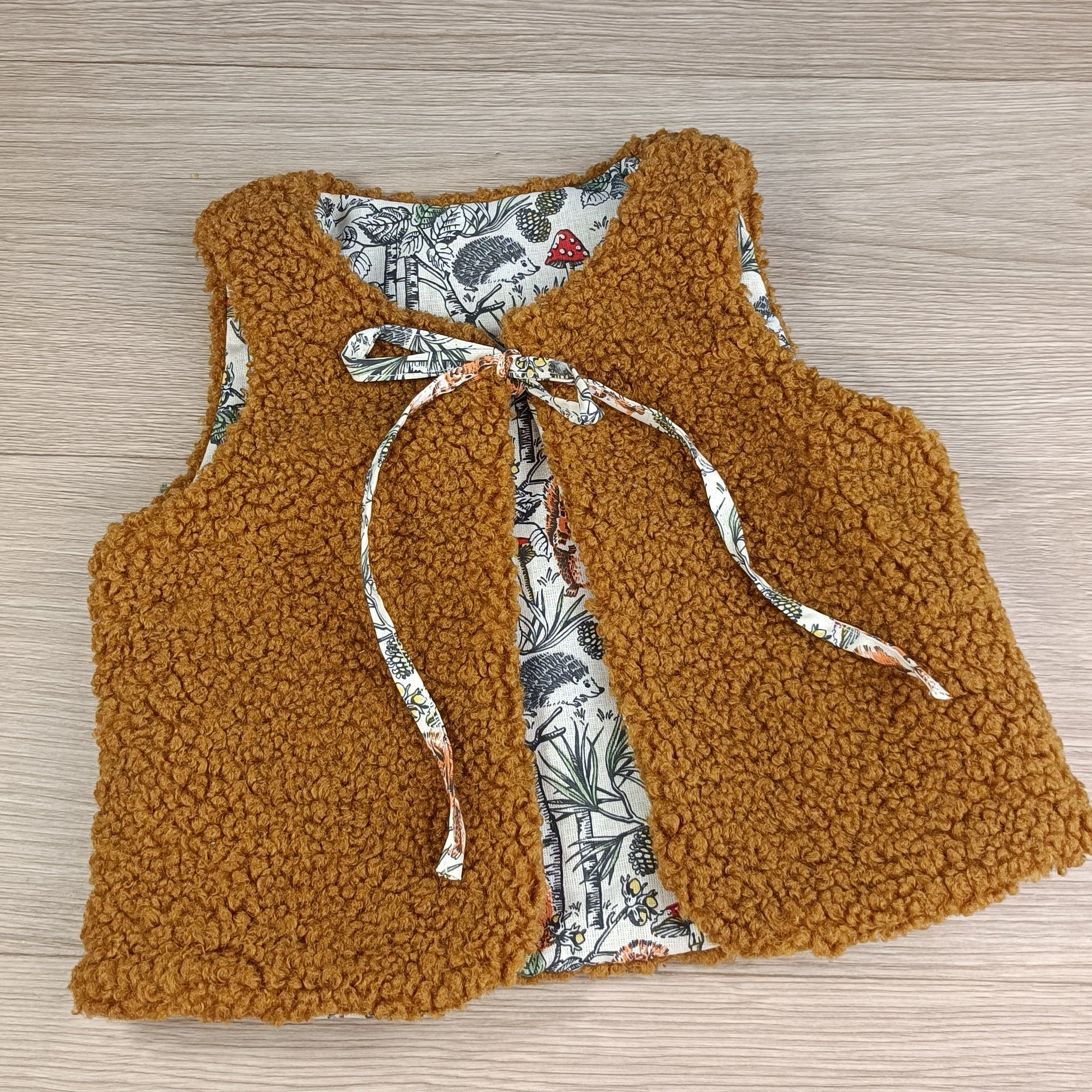 Gilet berger bébé sherpa caramel tissu imprimé la forêt des champignons