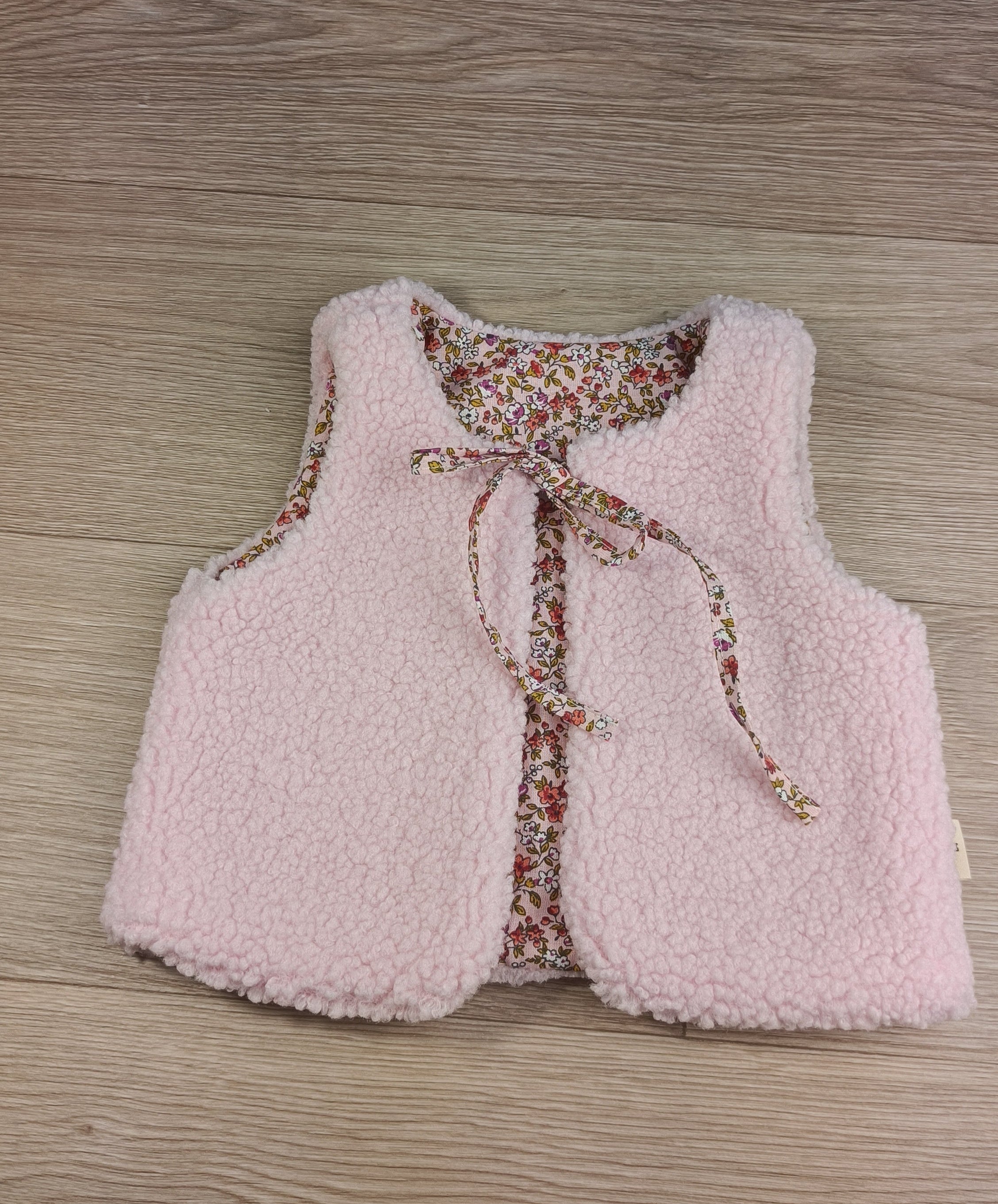 Gilet berger bébé sherpa rose clair tissu à fleurs rose -