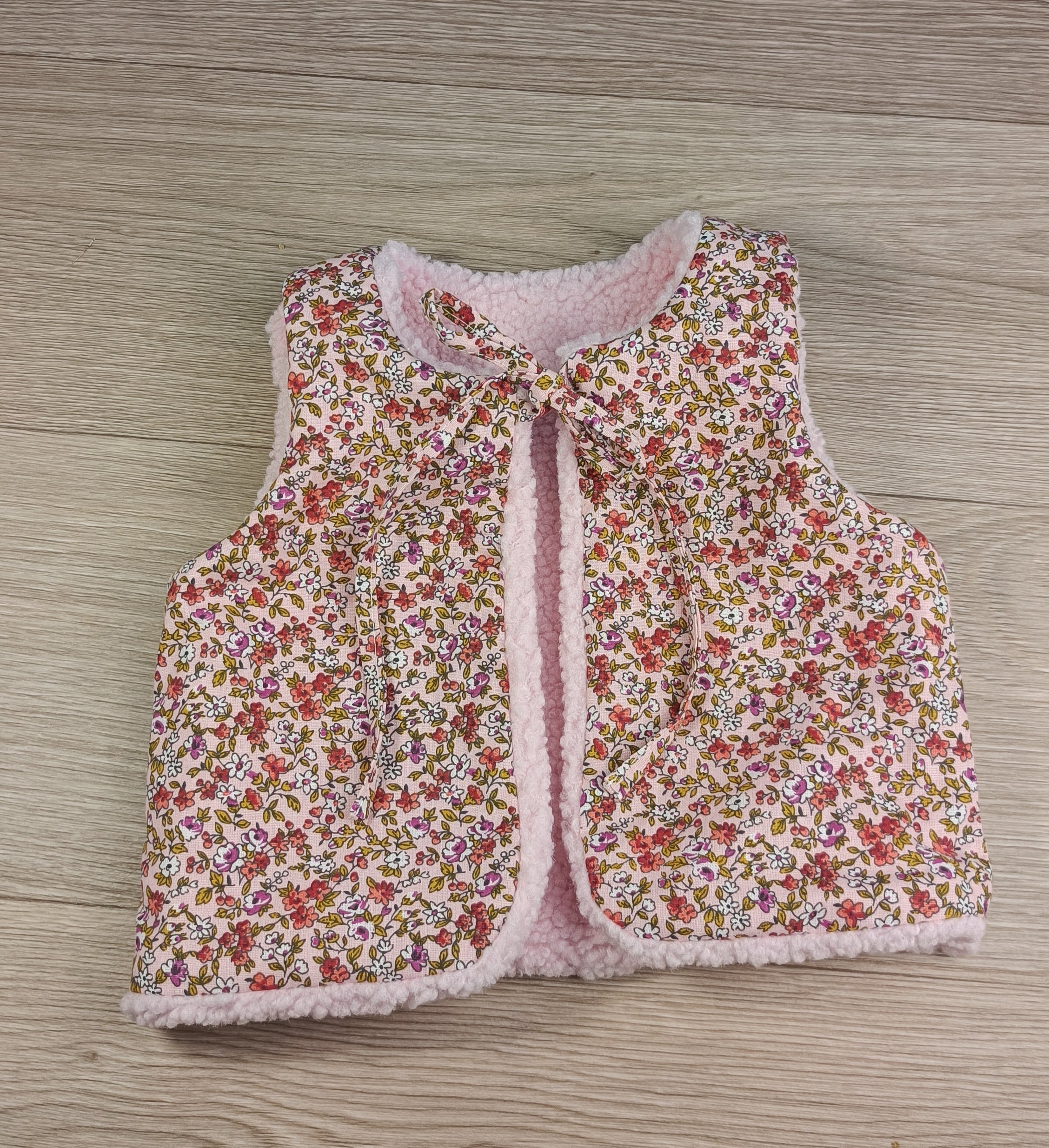 Gilet berger bébé sherpa rose clair tissu à fleurs rose 