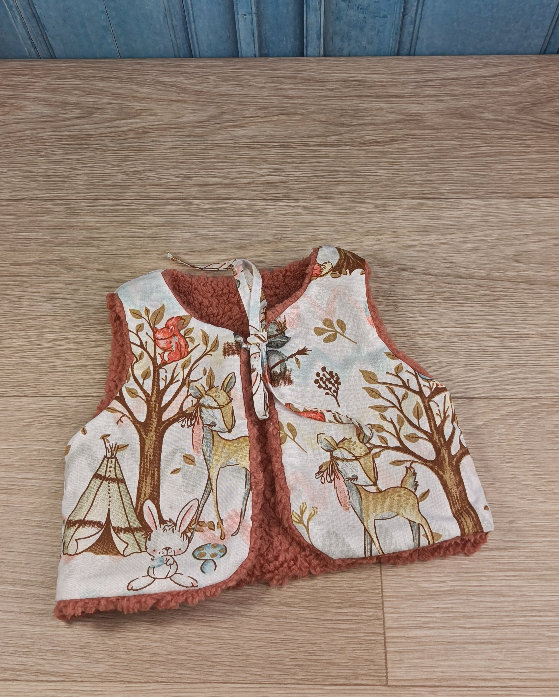 Gilet berger bébé sherpa terracotta clair tissu animaux de la forêt 