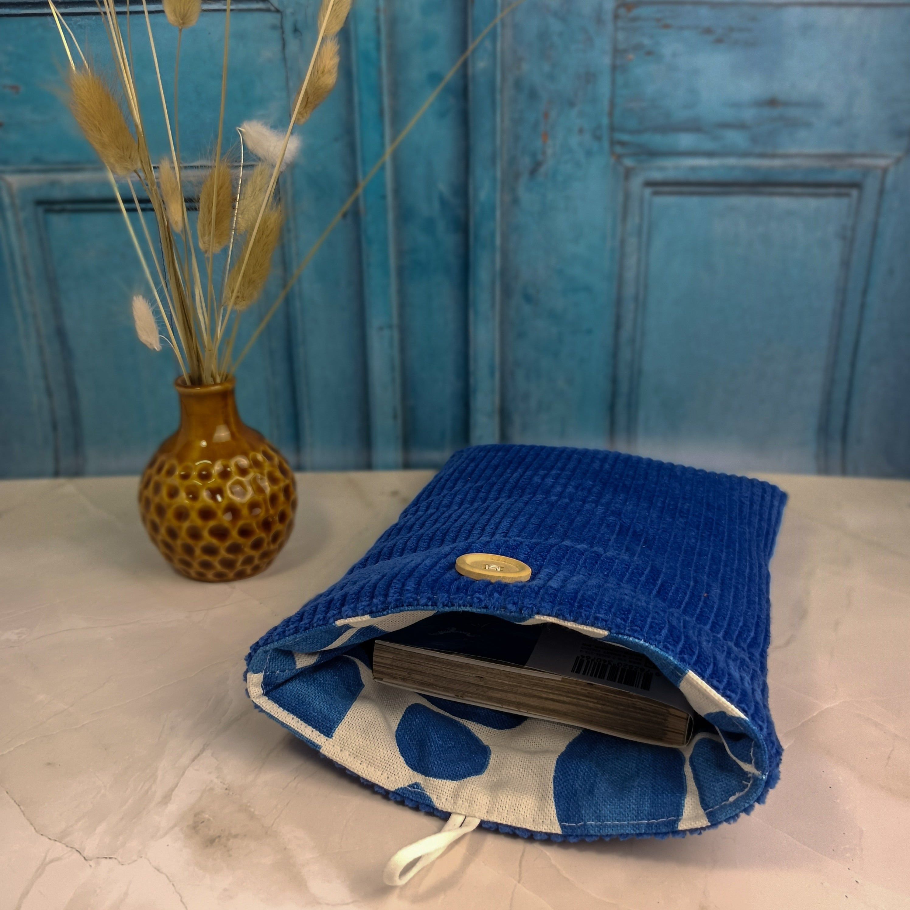Pochette livre en velours côtelé bleu roi
