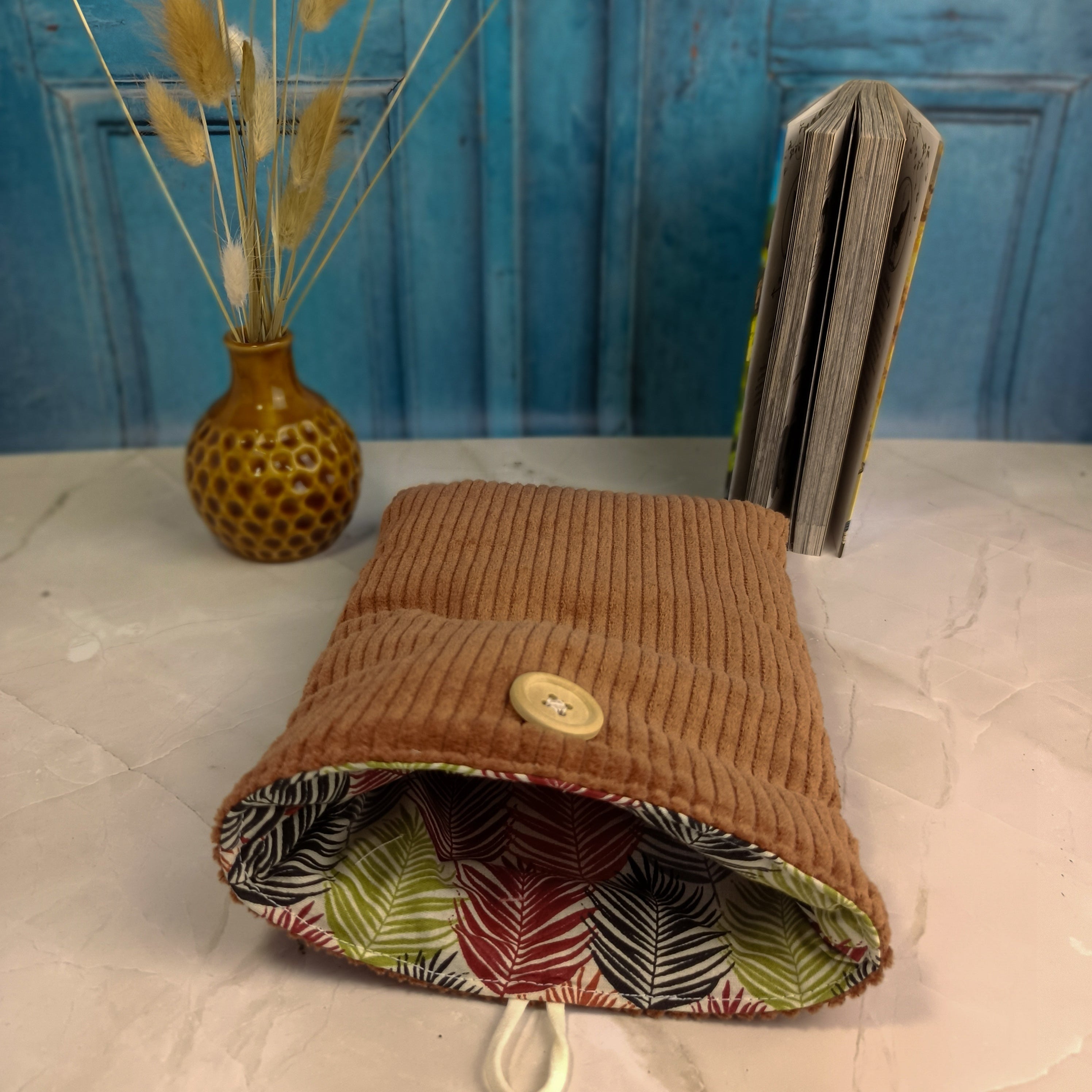 Pochette livre en velours côtelé cognac