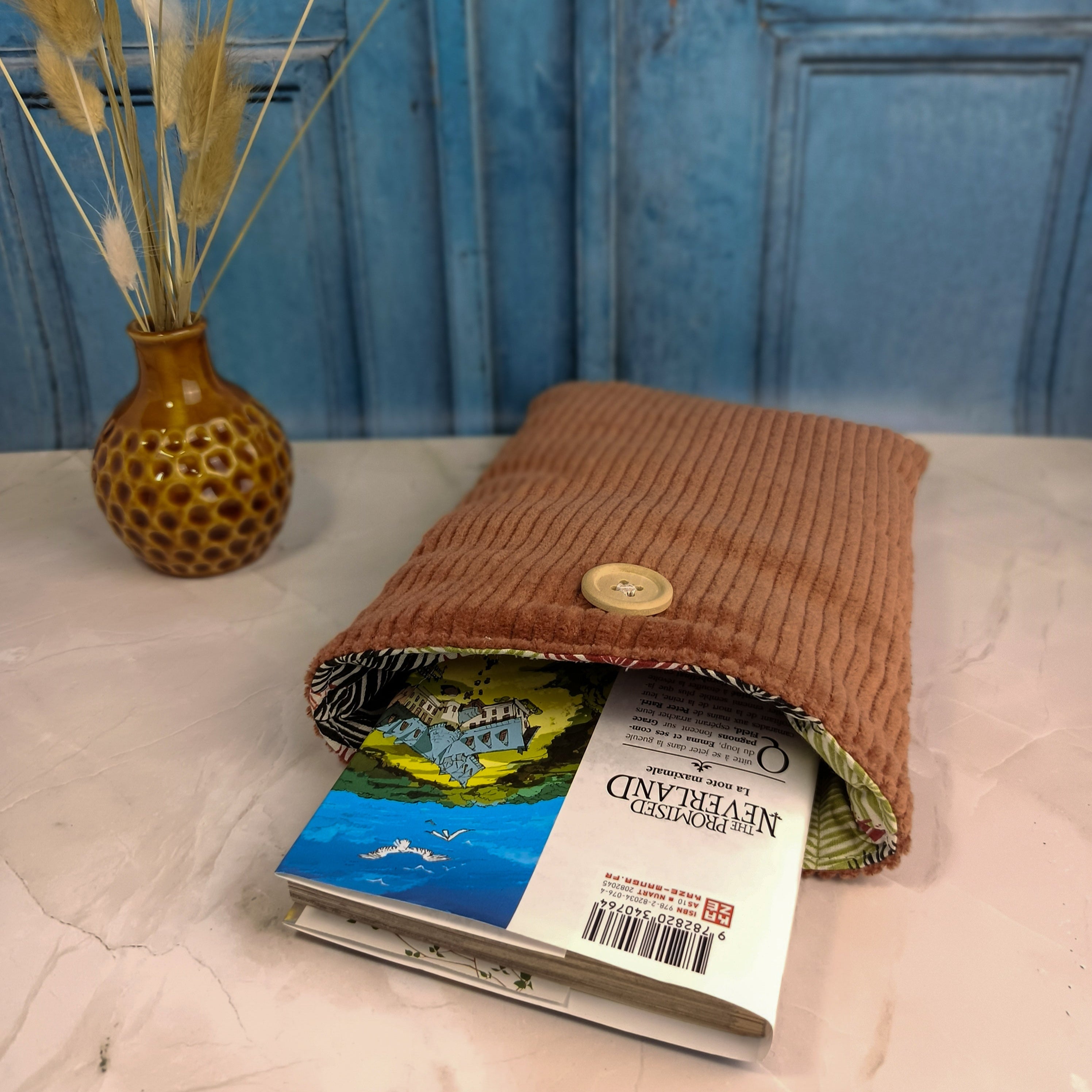 Pochette livre en velours côtelé cognac