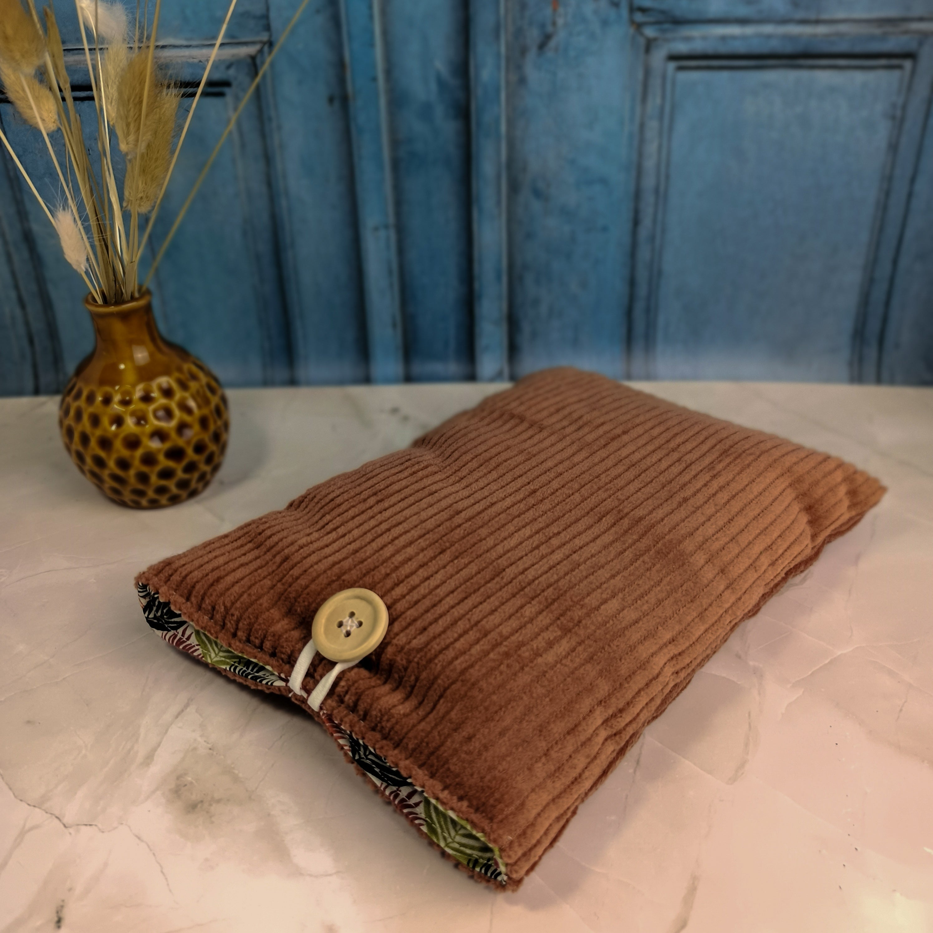 Pochette livre en velours côtelé cognac