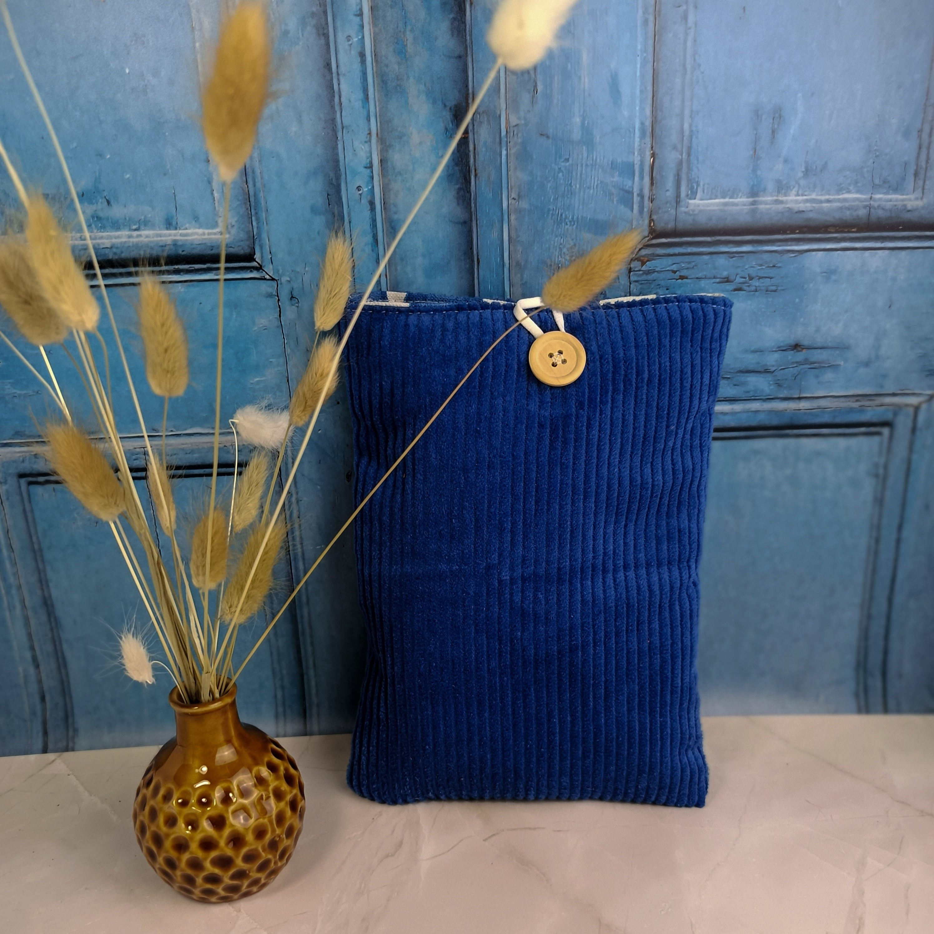 Pochette livre en velours côtelé bleu roi
