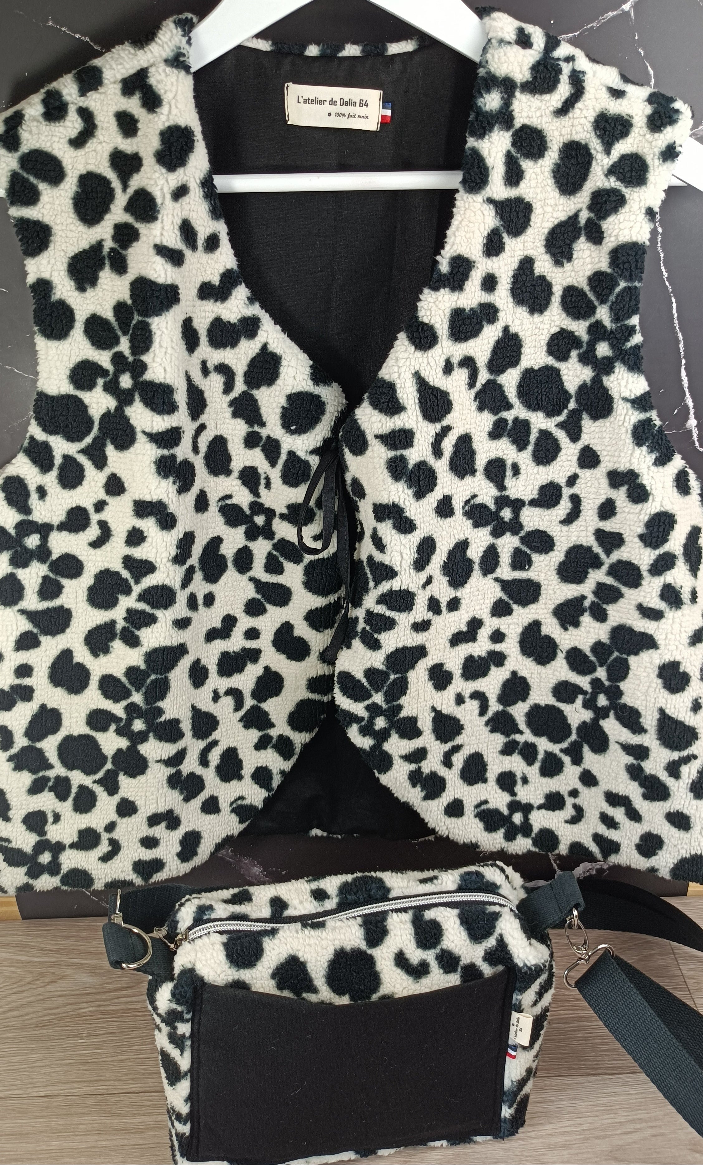 Sac bandoulière réglable sherpa tacheté noir et blanc