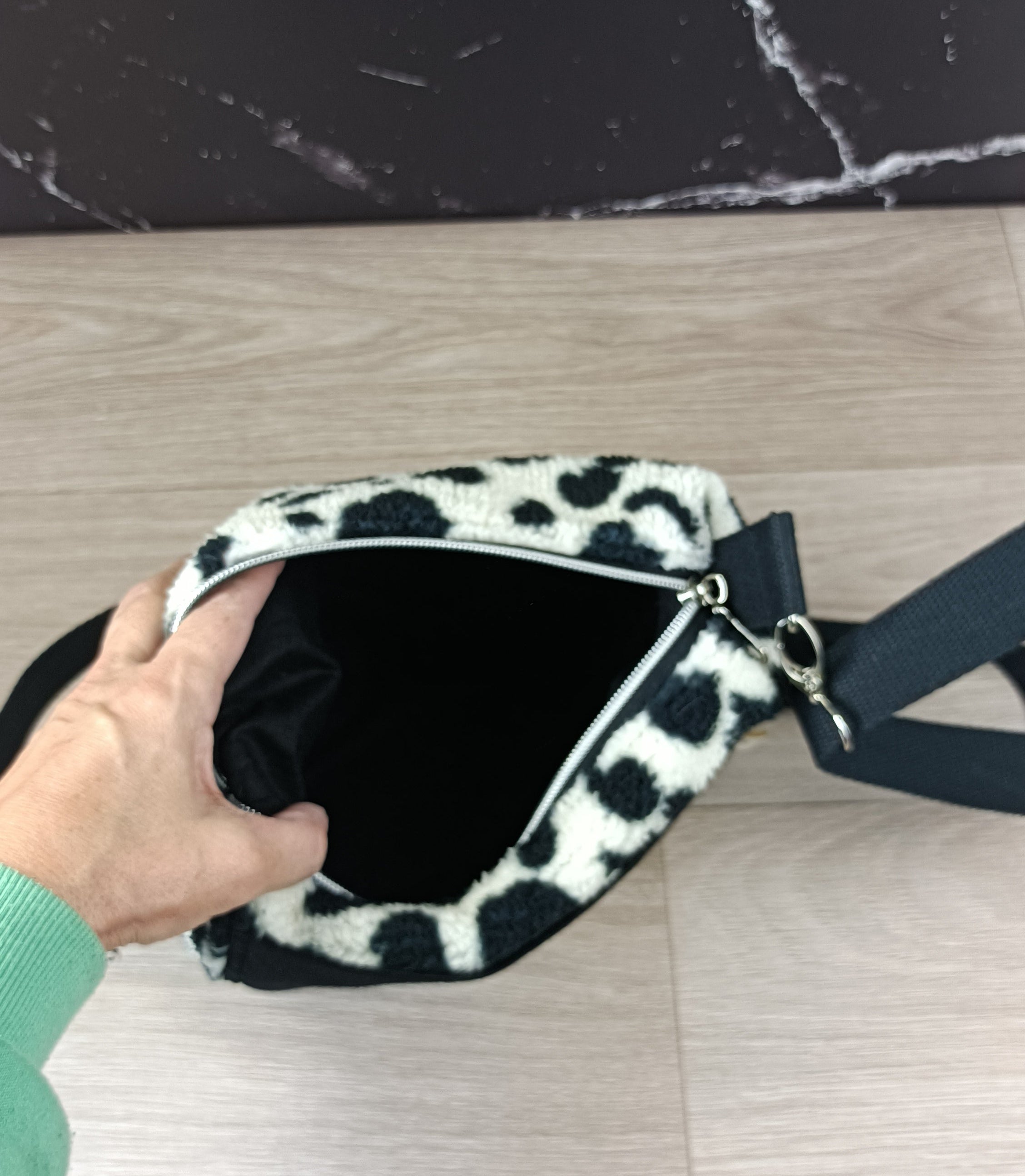 Sac bandoulière réglable sherpa tacheté noir et blanc