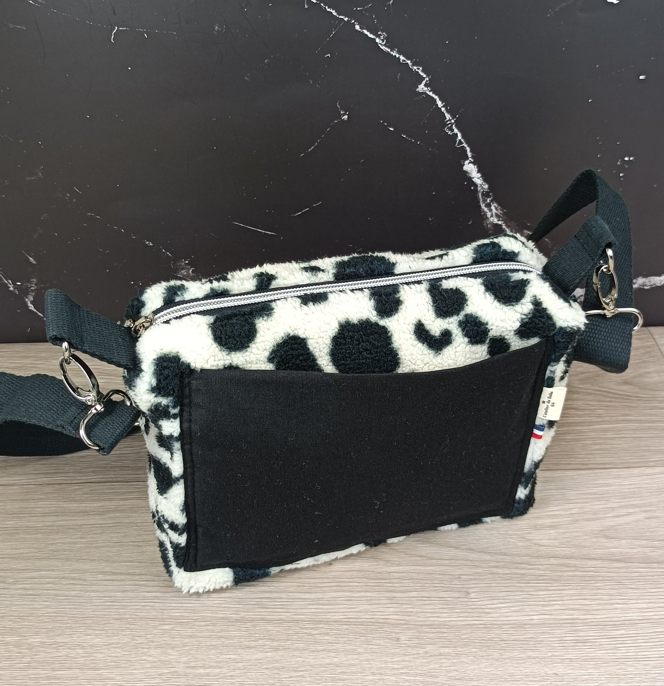Sac bandoulière réglable sherpa tacheté noir et blanc