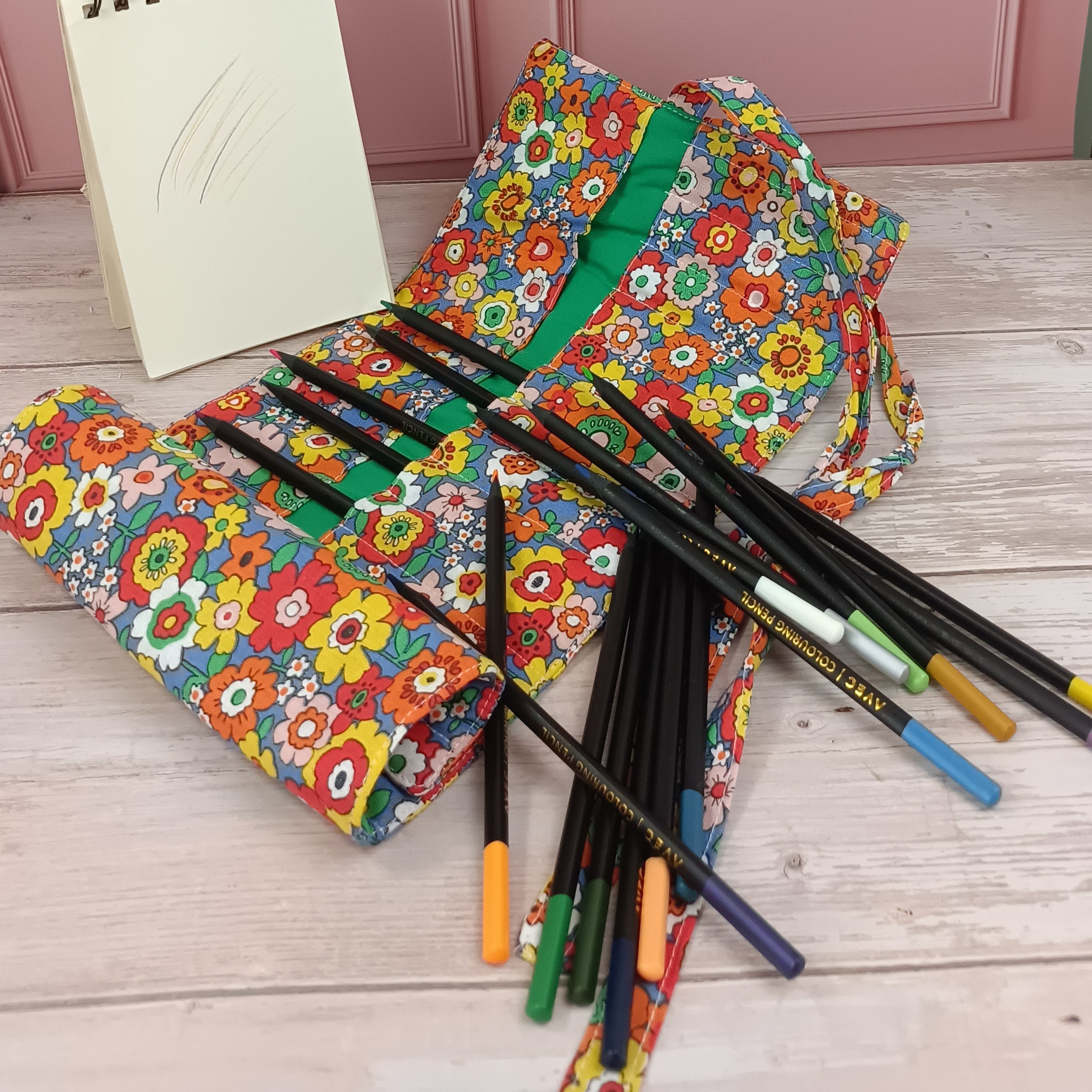 Trousse à crayons ou feutre à rouler - fleurs rétro fond bleu 