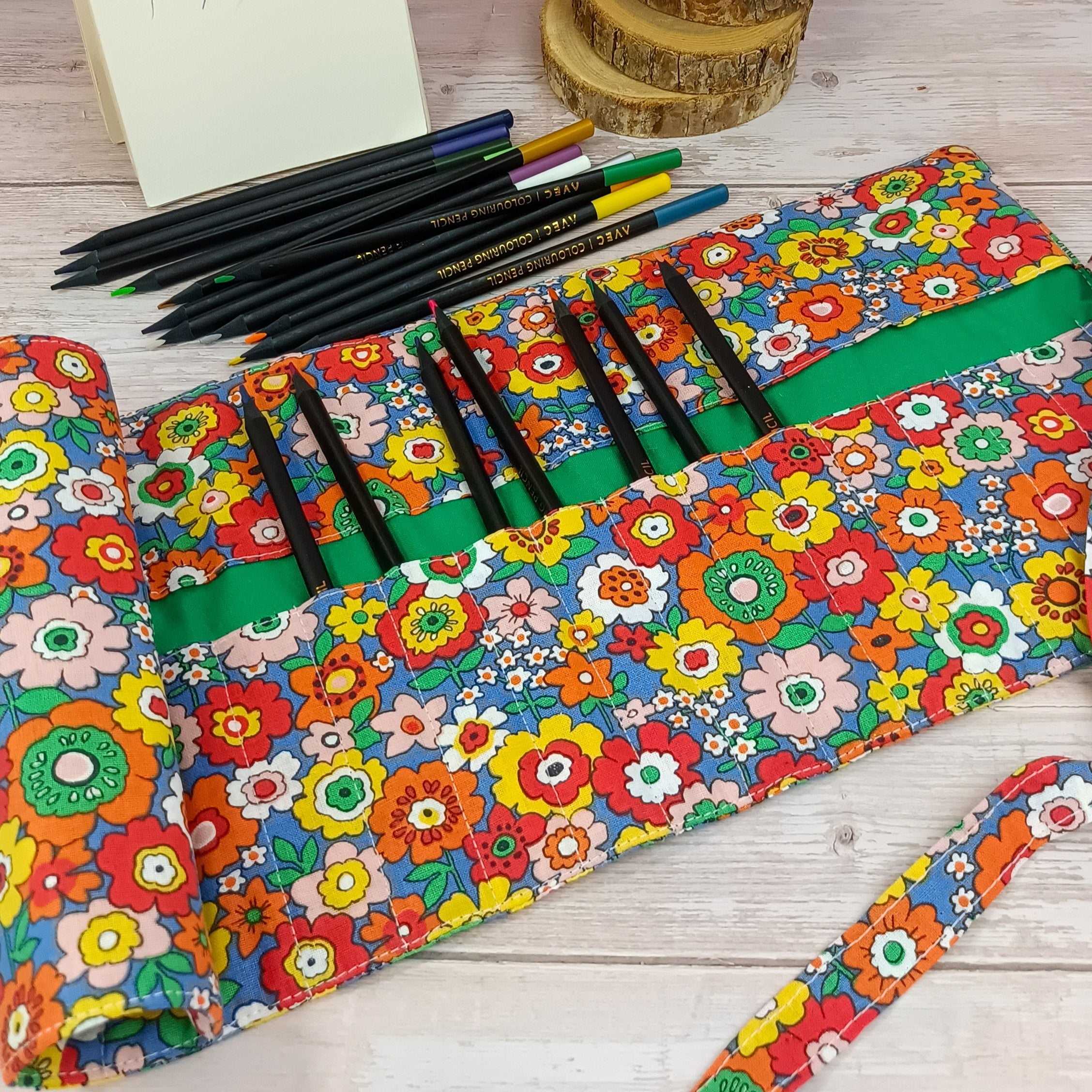 Trousse à crayons ou feutre à rouler - fleurs rétro fond bleu 